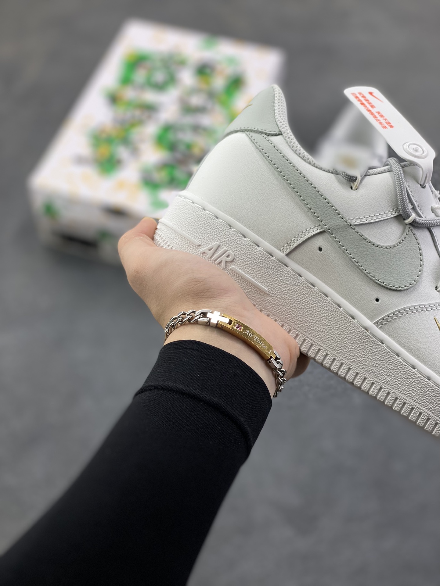 图片[6]-“灰金谧境”✨订制空军一号板鞋 该定制版球鞋选用原鞋款为Nike Air Force 1\’07空军一号，这是一款Nike Air Force 1 Low “白灰金双钩”鞋款，属于耐克空军一号系列的创意升级款。以白色皮革为基底，搭配浅灰色大Swoosh钩，鞋头侧面点缀金色迷你小钩，形成“大小钩”的层次设计，简约中透着精致感；鞋带采用白灰双色拼接，鞋扣处的金色细节进一步提升质感。 货号：CZ0170-106 尺码：36 36.5 37.5 38 38.5 39 40 40.5 41 42 42.5 43 44 44.5 45-选品中心