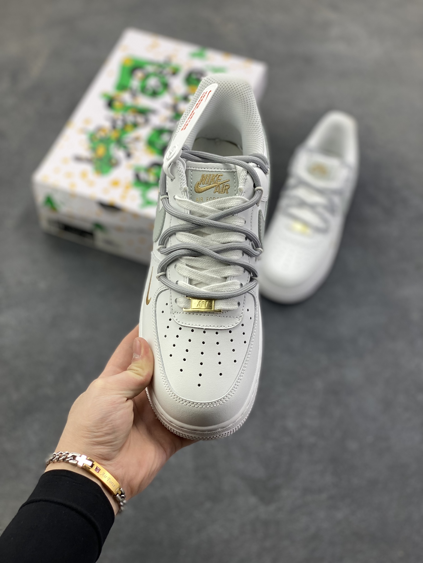 图片[2]-“灰金谧境”✨订制空军一号板鞋 该定制版球鞋选用原鞋款为Nike Air Force 1\’07空军一号，这是一款Nike Air Force 1 Low “白灰金双钩”鞋款，属于耐克空军一号系列的创意升级款。以白色皮革为基底，搭配浅灰色大Swoosh钩，鞋头侧面点缀金色迷你小钩，形成“大小钩”的层次设计，简约中透着精致感；鞋带采用白灰双色拼接，鞋扣处的金色细节进一步提升质感。 货号：CZ0170-106 尺码：36 36.5 37.5 38 38.5 39 40 40.5 41 42 42.5 43 44 44.5 45-选品中心