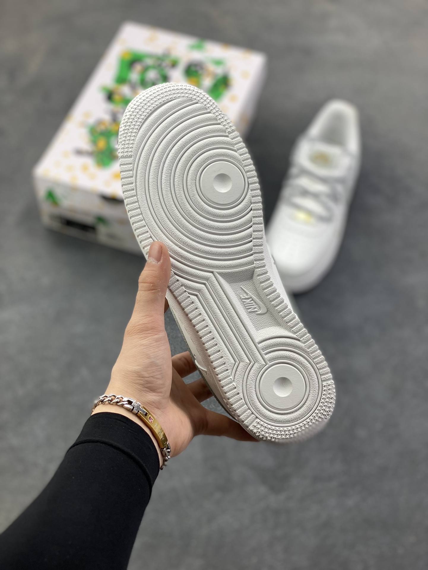 图片[5]-“灰金谧境”✨订制空军一号板鞋 该定制版球鞋选用原鞋款为Nike Air Force 1\’07空军一号，这是一款Nike Air Force 1 Low “白灰金双钩”鞋款，属于耐克空军一号系列的创意升级款。以白色皮革为基底，搭配浅灰色大Swoosh钩，鞋头侧面点缀金色迷你小钩，形成“大小钩”的层次设计，简约中透着精致感；鞋带采用白灰双色拼接，鞋扣处的金色细节进一步提升质感。 货号：CZ0170-106 尺码：36 36.5 37.5 38 38.5 39 40 40.5 41 42 42.5 43 44 44.5 45-选品中心