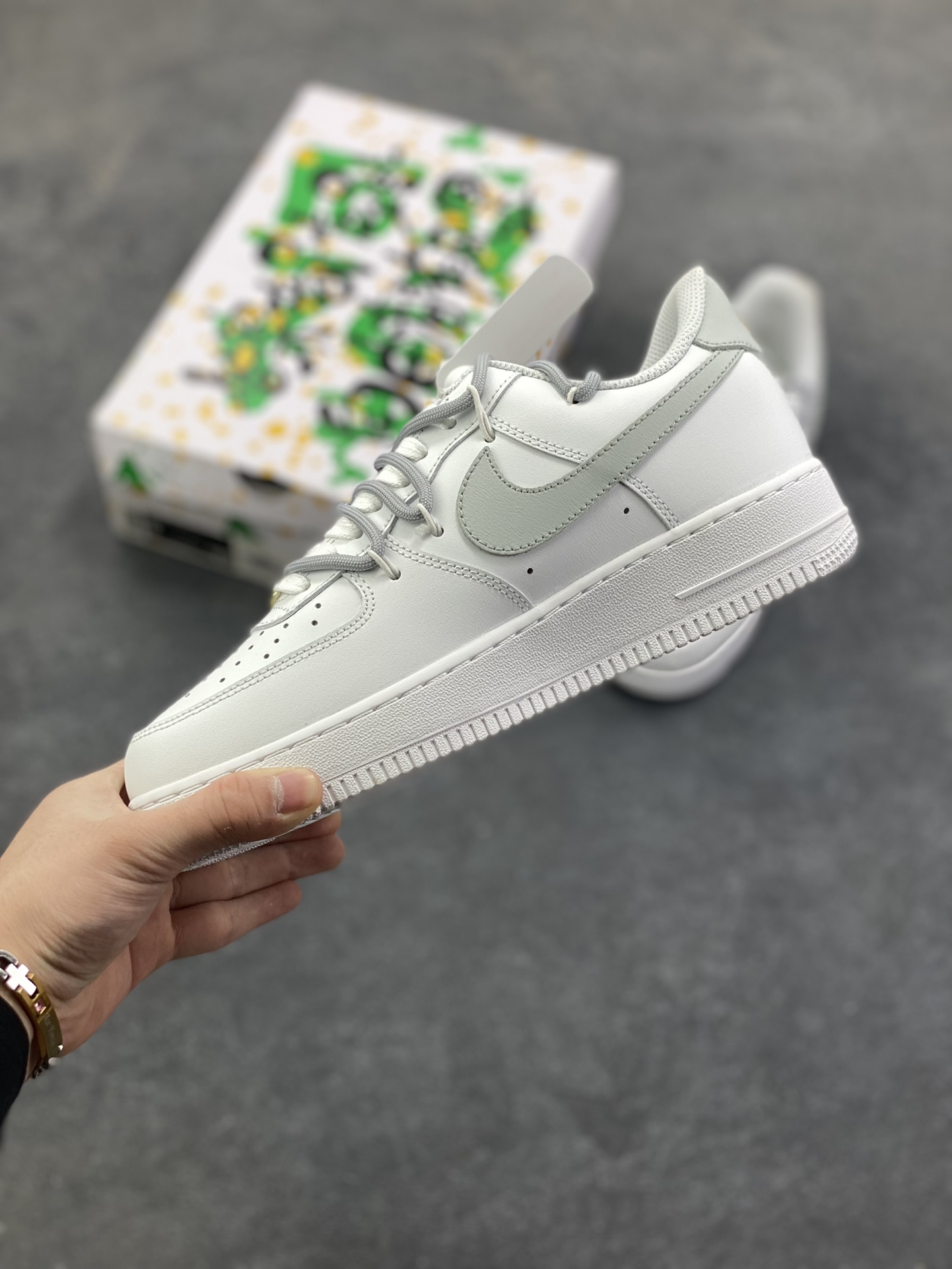 图片[3]-“灰金谧境”✨订制空军一号板鞋 该定制版球鞋选用原鞋款为Nike Air Force 1\’07空军一号，这是一款Nike Air Force 1 Low “白灰金双钩”鞋款，属于耐克空军一号系列的创意升级款。以白色皮革为基底，搭配浅灰色大Swoosh钩，鞋头侧面点缀金色迷你小钩，形成“大小钩”的层次设计，简约中透着精致感；鞋带采用白灰双色拼接，鞋扣处的金色细节进一步提升质感。 货号：CZ0170-106 尺码：36 36.5 37.5 38 38.5 39 40 40.5 41 42 42.5 43 44 44.5 45-选品中心