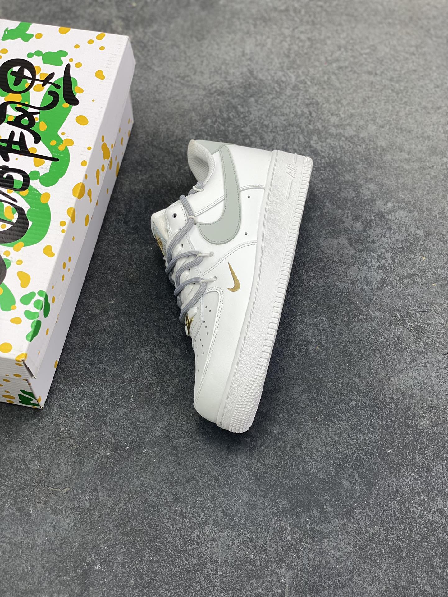 图片[7]-“灰金谧境”✨订制空军一号板鞋 该定制版球鞋选用原鞋款为Nike Air Force 1\’07空军一号，这是一款Nike Air Force 1 Low “白灰金双钩”鞋款，属于耐克空军一号系列的创意升级款。以白色皮革为基底，搭配浅灰色大Swoosh钩，鞋头侧面点缀金色迷你小钩，形成“大小钩”的层次设计，简约中透着精致感；鞋带采用白灰双色拼接，鞋扣处的金色细节进一步提升质感。 货号：CZ0170-106 尺码：36 36.5 37.5 38 38.5 39 40 40.5 41 42 42.5 43 44 44.5 45-选品中心