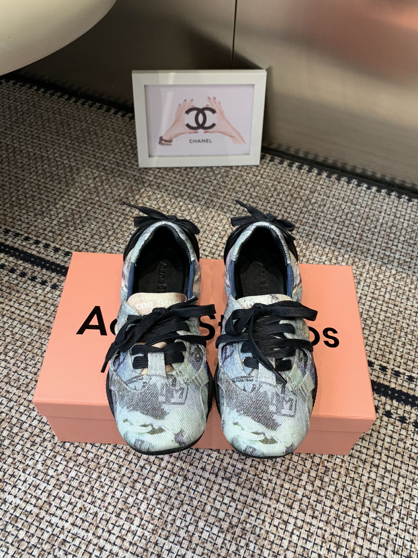 NO:615351,Acne Studios new ballet sneakers Acne Studios combines sneakers with elements of the popular ballet slippers to launch ballet sneakers for the first time. The entire pair of shoes also refers to the actual pointe shoes worn by ballerinas, creating a strap design in the front half. There are also cross straps on the heel. The boat-shaped shoe body, narrow and long last, etc. are somewhat similar to pointe shoes. The upper is made of textured veneer leather. There are also exquisite decorative straps on the rear of the shoe. It is paired with a seamless rubber sole.  It is a pair of flat shoes with both romantic and street feel. Size 35-40 (40 custom-made), ballet shoes, Acne studios, dior, flats, sneakers19860909Acne Studios 新款芭蕾舞运动鞋 Acne Studios将运动鞋与当下热门的芭蕾舞鞋元素结合首次推出芭蕾舞运动鞋 整双鞋也参考了芭蕾舞女演员真实穿的足尖鞋 打造前半段的绑带设计 脚后跟的地方也有交叉绑带 船型鞋身、窄长楦头等等 都和足尖鞋有几分相似 鞋面采用带有纹路的饰面皮革制成 鞋后方还有精致的装饰性绑带 搭配无缝橡胶鞋底 是一双兼具浪漫与街头感的平底鞋 码数35-40（40定做）,芭蕾舞鞋,acne studios,dior,flats,sneakers,Women's Shoes