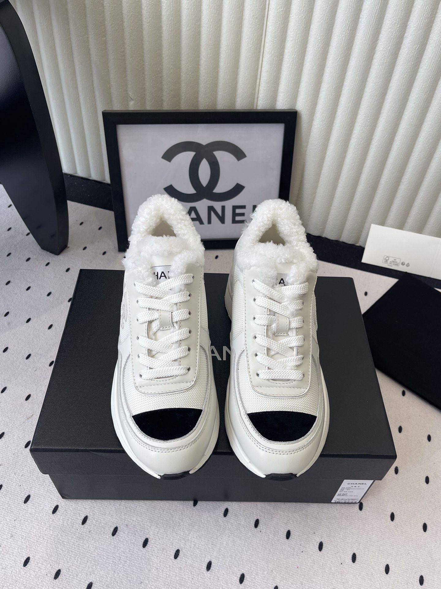 NO:611842,Chanel's new high-heeled thick-soled fur-lined sneakers. High-end version shipped. This year's most anticipated hot-selling style. The fashionable feeling is doubled at a glance. The upper feet are particularly leg-shaped. Original imported cowhide breathable mesh upper. Original TPU outsole. Heel height 6cm. Size: 35-40 (41 customized), casual shoes/sports shoes, chanel, sneakers, cowhide.19860909Chanel新款高跟厚底毛里运动鞋 高版本出货 今年期待最高的爆款 一眼心动时髦感倍增 上脚特显腿型 原版进口牛皮透气网鞋面 原版TPU大底 跟高6cm Size: 35-40 (41订做),休闲鞋/运动鞋,chanel,sneakers,cowhide,Women's Shoes