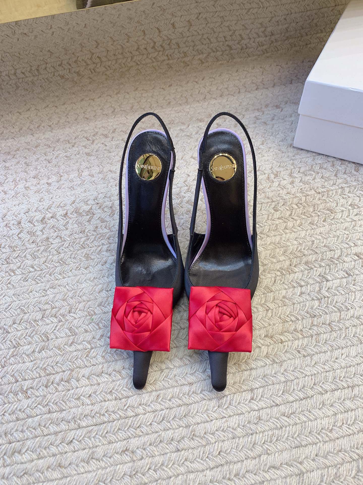 NO:927924,SAINT LAUREN* Saint Laurent rose-decorated pointed-toe sandals. The toe is decorated with hand-folded square satin roses. Elegant style and retro texture. Original last. Top quality material. Silk upper. Imported sheepskin lining. Outsole. Genuine leather outsole. Size: 35-39 (34 and 40 are custom-made, non-refundable and non-exchangeable). High heels, saint laurent, saint laurent, sandals, high heels, sheepskin, real  silk,leather soles19860909SAINT LAUREN*圣罗兰玫瑰装饰尖头凉鞋 鞋头处搭配手工折叠的方形缎面玫瑰花装饰 风格优雅又带复古质感  原版套楦 顶级品质 材质 鞋面真丝 内里进口羊皮里 大底真皮大底 码数35-39（34、40定做不退不换）,高跟鞋,saint laurent,saint laurent,sandals,high heels,sheepskin,real silk,Leather soles,Women's Shoes