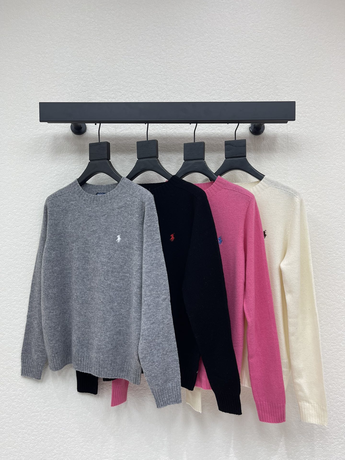 NO:605908,Ralph lauren's new polo war horse embroidered round neck pullover knitted sweater for autumn and winter!  Customized imported yarn weaving, comfortable and soft, stylish to wear. Round neck long-sleeved sweater with war horse pattern embroidered on the chest, creating a refined and harmonious atmosphere. The brand’s high-end sense stands out. The overall style is low-key without losing texture. Suitable for commuting and daily travel. Plain color autumn and winter wear is the most advanced and versatile!  SML,,loro piana,sweaters,alexander wang19860909Ralph lauren拉夫25秋冬新款polo战马刺绣圆领套头针织毛衣！定制进口纱线织造 舒适软糯 穿搭洋气 圆领长袖毛衣 胸前刺绣战马图案 营造出精致协调的氛围感 品牌高级感立显 整体风格低调不失质感 通勤日常出行都适配 素色秋冬穿搭最为高级百搭！SML,,loro piana,sweaters,alexander wang,Women's clothing