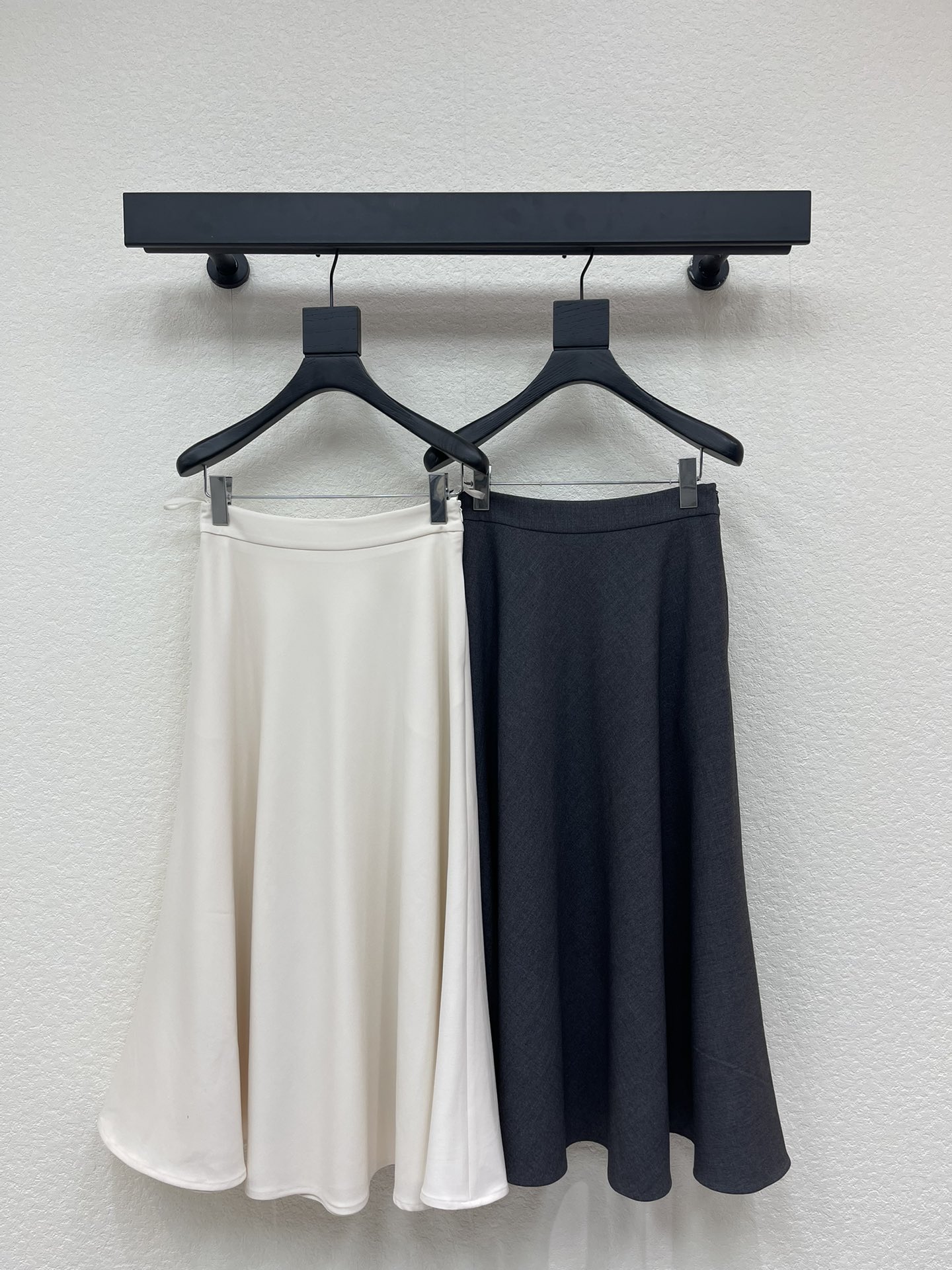 NO:606391,Dio*25's new high-waisted umbrella-shaped skirt with large skirt continues the classic silhouette and has a unique flare. The silhouette is full of temperament. It can show the proportions of the body. It is visually slim and elegant. It has aura. It is suitable for daily or formal occasions. The classic style is not outdated. Clean tailoring. It is tolerant and can easily hide the flesh and make you look slimmer. SML, dior, skirts, alexander wang19860909Dio*25新款高腰伞状大裙摆半身裙延续经典廓形喇叭形剪裁别具一格 廓形大摆包上身气质满满 可展现出身材比例线条 视觉上显瘦大方 有气场 不管是日常还是正式场合都很适合 经典款式 不过时 干净剪裁 具有包容性又可以轻松藏肉显瘦SML,,dior,skirts,alexander wang,Women's clothing