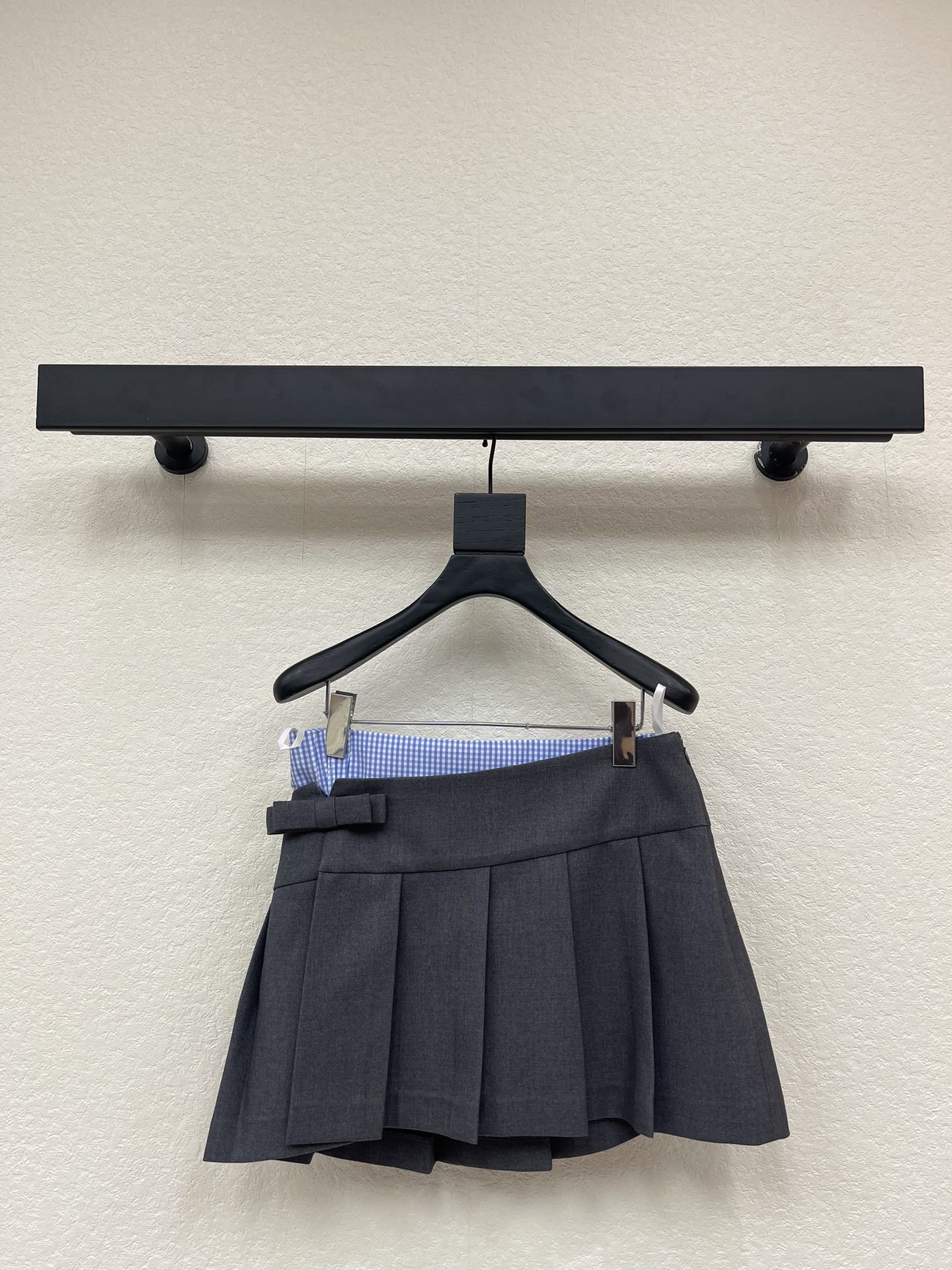 NO:606397,Her*25 new bow-knot slit pleated skirt. Fake two-piece pleated skirt with plaid splicing and asymmetrical design. The plaid and solid color fabrics are spliced, and the layering is directly full. The asymmetrical tailoring is very personal and breaks the monotony of conventional pleated skirts!  The pleated elements are classic and smart, and the skirt swaying as you move around is super energetic. There are also exquisite details that make the skirt texture online. You can easily wear it with a youthful and fashionable feeling. If you like it, don’t miss it SML, skirts, alexander wang19860909Her*25新款蝴蝶结开衩百褶短裙.假两件格纹拼接不对称设计百褶裙,格纹与纯色面料拼接,层次感直接拉满.不对称的剪裁很有个性,打破了常规百褶裙的单调感！百褶元素经典又灵动,走动间裙摆摇曳生姿超有活力.还有精致的细节处理,让裙子质感在线.轻松穿出青春时尚的感觉,喜欢的宝子别错过啦SML,,skirts,alexander wang,Women's clothing