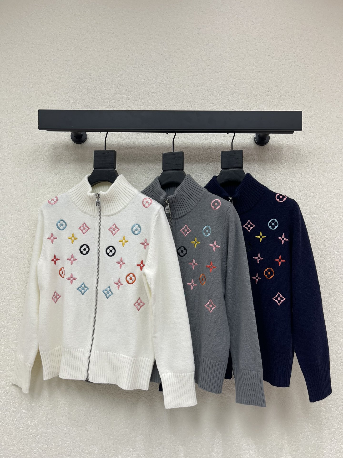 NO:605472,LOUIS VUI*TON 25 new autumn and winter stand collar zipper embroidered long-sleeved knitted cardigan!  Weaved with custom wool blended yarn material, the texture is high-end, comfortable and soft. The stand-up collar knitted cardigan is cut. The threaded edges of the collar and cuffs echo the hem of the cuffs. The all-over colorful four-leaf clover embroidered logo pattern highlights the brand's tone. High-end and fashionable. Regular fit. Simple and versatile for daily use in autumn and winter!  SML,,louis vuitton,alexander wang19860909LOUIS VUI*TON 25秋冬新款立领拉链刺绣长袖针织开衫！定制羊毛混纺纱线材质织造 质感高级,舒适柔软 立领针织开衫剪裁 领口袖口螺纹包边与袖口衣摆相呼应 通体彩色四叶草刺绣徽标图案 彰显品牌调性 高级时髦 常规版型 秋冬日常简约百搭款！SML,,louis vuitton,alexander wang,Women's clothing