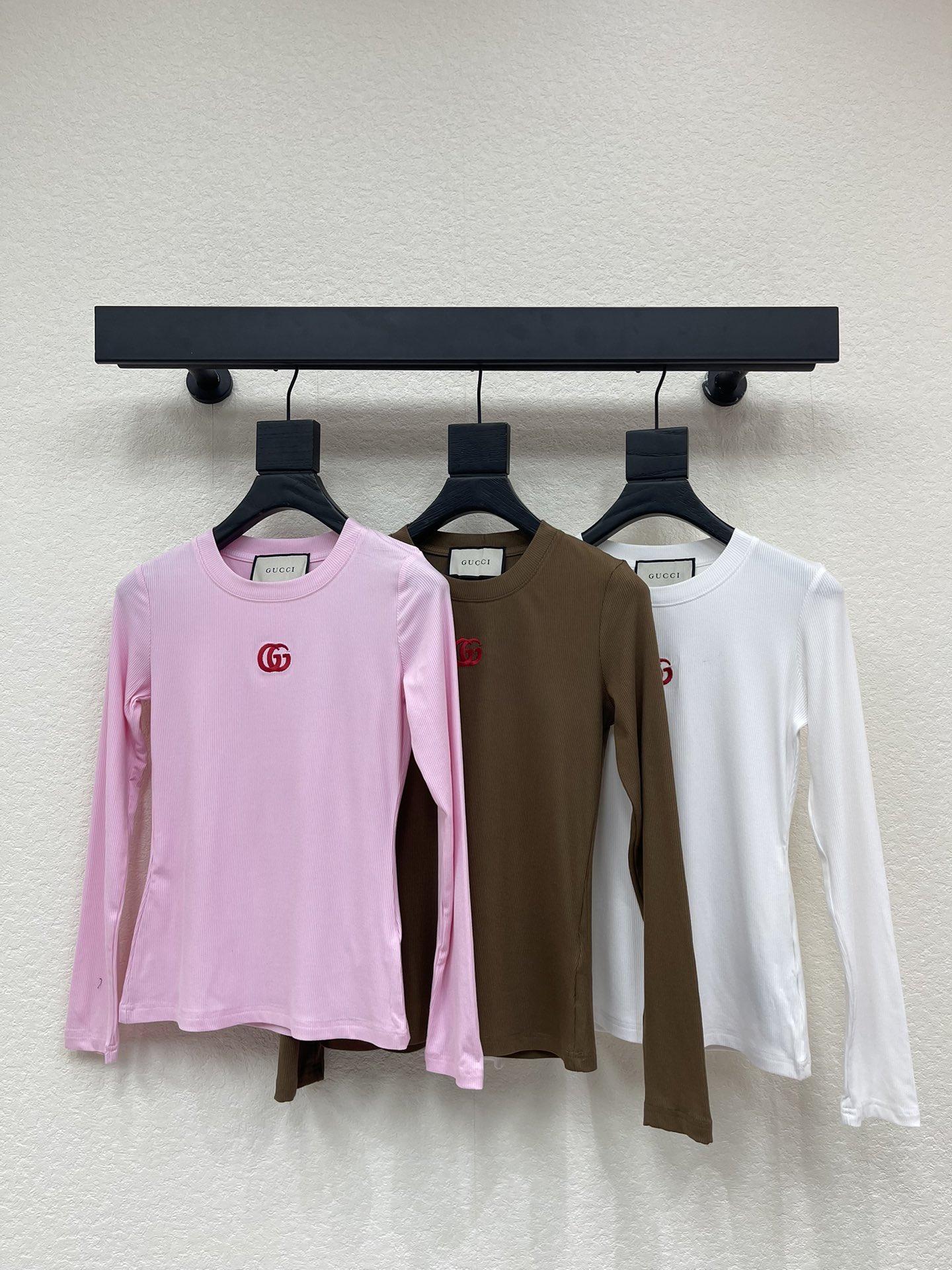 NO:605485,Gucc*25 new autumn and winter GG embroidered high-elastic long-sleeved bottoming shirt. An indispensable item for the autumn and winter wardrobe. It looks good whether worn alone or as an inner layer. It is very flattering. Customized threaded cotton fabric has its own elasticity and good resilience. The upper body is soft and comfortable. Letter embroidery design. The overall routing is smooth and delicate. Versatile style. SML AA,,gucci,alexander wang19860909Gucc*25秋冬新款GG刺绣高弹力长袖打底衫 秋冬衣柜不可缺少的单品 无论单穿还是内搭都很好看 很显身材 定制螺纹棉面料面料自带弹力 回弹力好 上身柔软舒适 字母刺绣设计 整体走线平整细腻 百搭款 SML AA,,gucci,alexander wang,Women's clothing