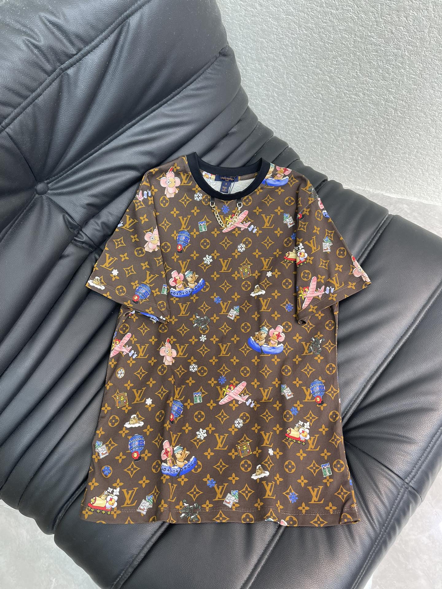 NO:605490,Louis Vuitto*26 new early spring short-sleeved T-shirt with doll print chain. Christmas limited series #Customized YB twill cotton material, fine texture, breathable and comfortable, regular T-shirt cutting, highlighting the brand style, made of heavyweight pure cotton, slightly stretchy, showing a slimming visual effect, ready-to-wear embellished with four-leaf clover elements and letter logo decoration, and interspersed with patterns such as figures, airplanes, hot air balloons, rowing, etc., the letter chain is integrated to make the simple style more layered  ,Wear casual and lazy style.SML,,louis vuitton,T-shirt,tees,t-shirt,alexander wang19860909Louis Vuitto*26早春新款公仔印花链条短袖T恤.圣诞限定系列#定制YB斜纹全棉材质,质感细腻,透气舒适,常规T恤裁剪,凸显品牌格调,采用克重纯棉制成,略带有弹力,呈现显瘦视觉效果,成衣点缀四叶草元素和字母徽标装饰 ,再配合穿插公仔飞机热气球划船等图案,字母链条融入,让简单款式更显层次感 ,穿搭出休闲慵懒风格.SML,,louis vuitton,T-shirt,tees，t-shirt,alexander wang,Women's clothing