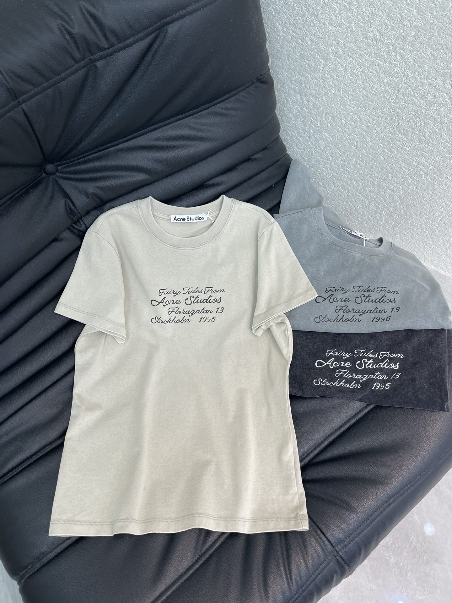 NO:605904,Acne*269 early spring new logo round neck short-sleeved T-shirt top, absolutely medieval style!  It's just the right style for summer. The round neck design makes the upper body simple and comfortable. It's eye-catching and full of fashion!  Whether you are wearing it casually or wearing it on the high street, this short-sleeved one is totally OK!  If you like it, come and get the same style... Size SML,,acne studios,T-shirt,tees,t-shirt,alexander wang19860909Acne*269早春新款徽标圆领短袖t恤上衣 绝绝子中古味道！ 正好是夏天的好款 圆领设计,上身简单舒适,让人眼前一亮,潮感十足！ 不管是平时休闲驾驭,高街潮搭,这款短袖都是完全OK的！ 喜欢的快来get同款吧…… 码数SML,,acne studios,T-shirt,tees，t-shirt,alexander wang,Women's clothing