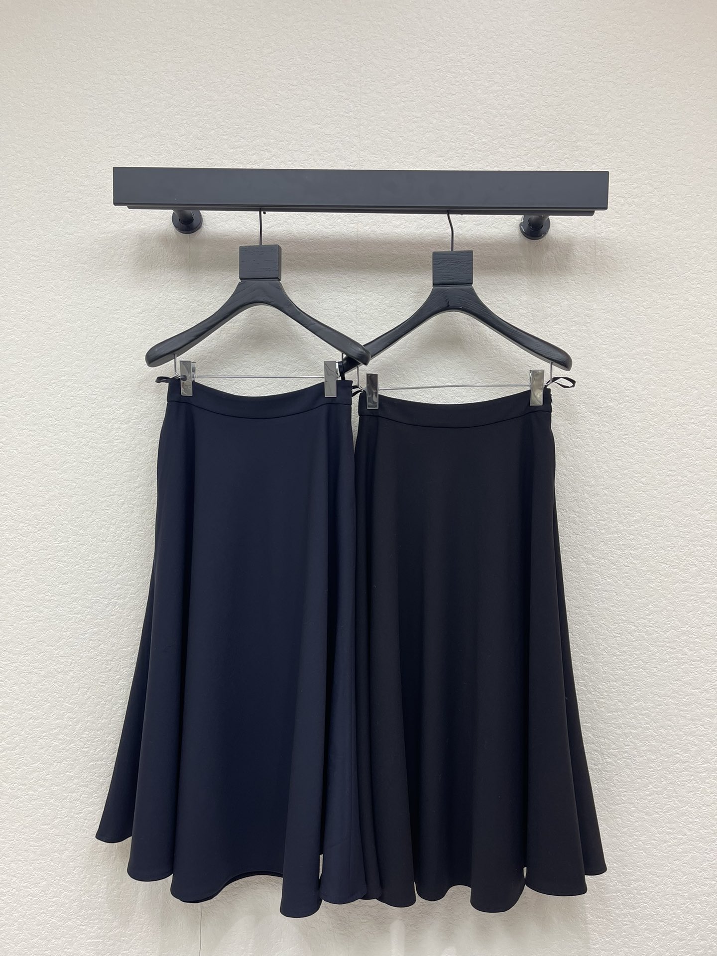 NO:606395,Dio*25's new high-waisted umbrella-shaped skirt with large skirt continues the classic silhouette and has a unique style. The large swing bag is full of temperament. It can show the proportions of the body. It is visually slim and generous and has aura. It is suitable for both daily and formal occasions. Classic style but not outdated. Clean tailoring. It is tolerant and can easily hide the flesh and make you look slimmer. SML A,, dior, skirts, alexander wang19860909Dio*25新款高腰伞状大裙摆半身裙延续经典廓形喇叭形剪裁别具一格 廓形大摆包上身气质满满 可展现出身材比例线条 视觉上显瘦大方 有气场 不管是日常还是正式场合都很适合 经典款式 不过时 干净剪裁 具有包容性又可以轻松藏肉显瘦SML A,,dior,skirts,alexander wang,Women's clothing