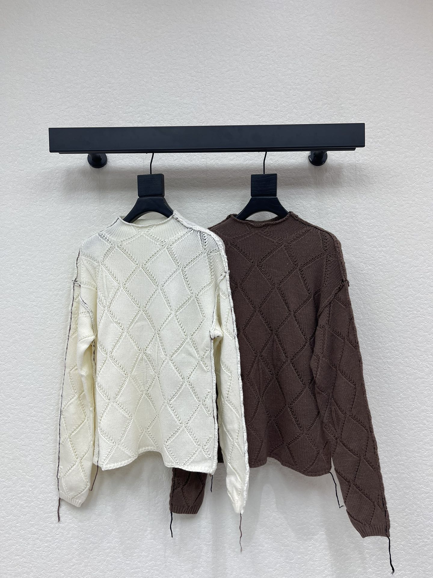 NO:605912,Dio*25 new autumn and winter diamond hollow high-neck knitted long-sleeved top!  Weaved with custom-made imported wool blended yarn material, it is soft and comfortable. The whole body is made of rhombus hollow technology. It looks slim, high-end and elegant. The regular version is versatile and does not pick out the beauty of the upper body.  The quality of workmanship depends on the details!  SML A,,dior,alexander wang19860909Dio*25秋冬新款菱格镂空高领针织长袖上衣！定制进口羊毛混纺纱线材质织造 柔软舒适 通体采用菱格镂空工艺 显瘦高级有气质 常规版型百搭不挑人上身美的不要不要的！做工品质看细节！SML A,,dior,alexander wang,Women's clothing