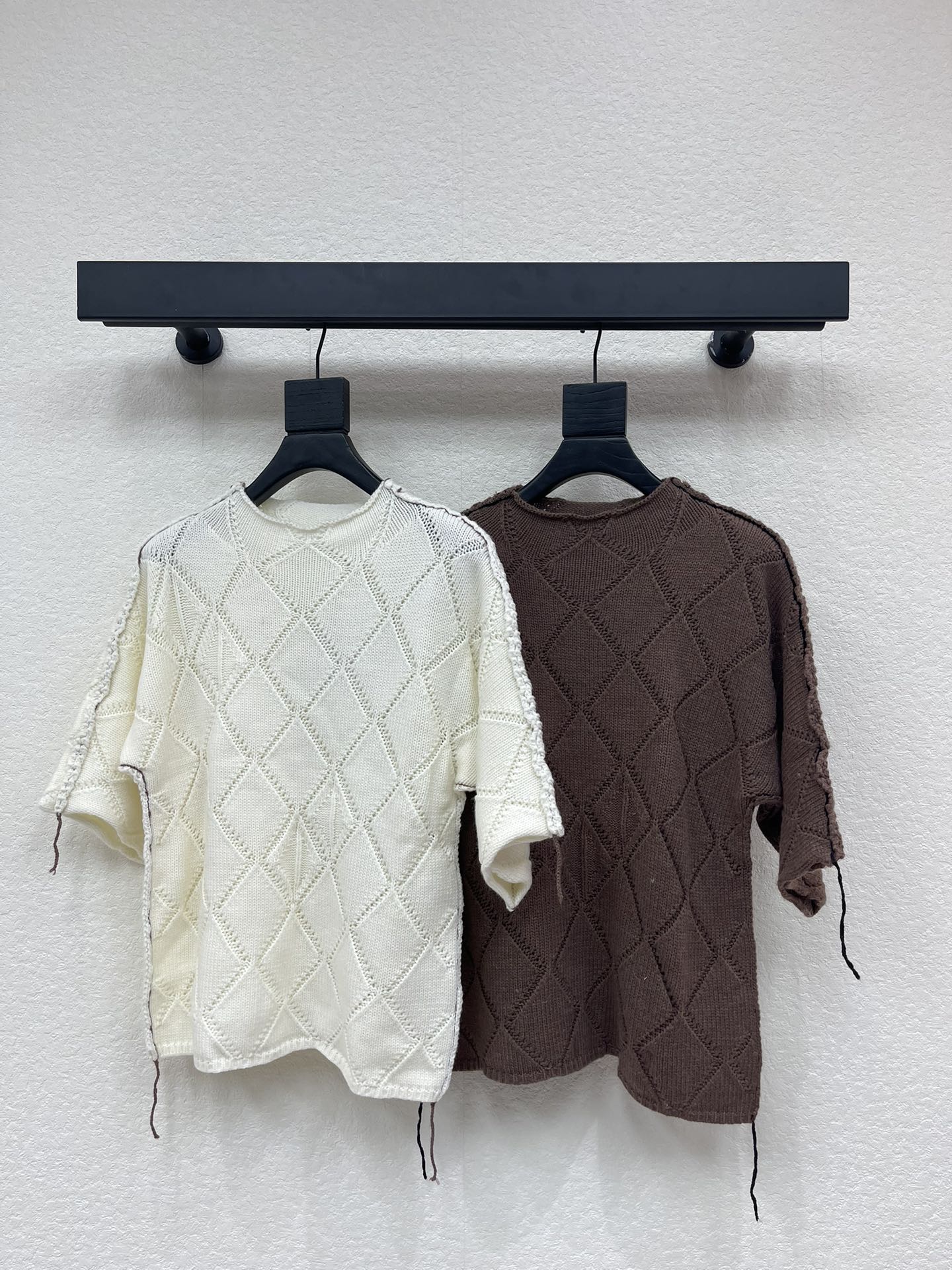 NO:605910,Dio*25 new autumn and winter diamond hollow knitted short-sleeved top!  Weaved with custom-made imported wool blended yarn material, it is soft and comfortable. The whole body is made of rhombus hollow technology. It looks slim, high-end and elegant. The regular version is versatile and does not pick out the beauty of the upper body.  The quality of workmanship depends on the details!  SML A,,dior,T-shirt,alexander wang19860909Dio*25秋冬新款菱格镂空针织短袖上衣！定制进口羊毛混纺纱线材质织造 柔软舒适 通体采用菱格镂空工艺 显瘦高级有气质 常规版型百搭不挑人上身美的不要不要的！做工品质看细节！SML A,,dior,T-shirt,alexander wang,Women's clothing