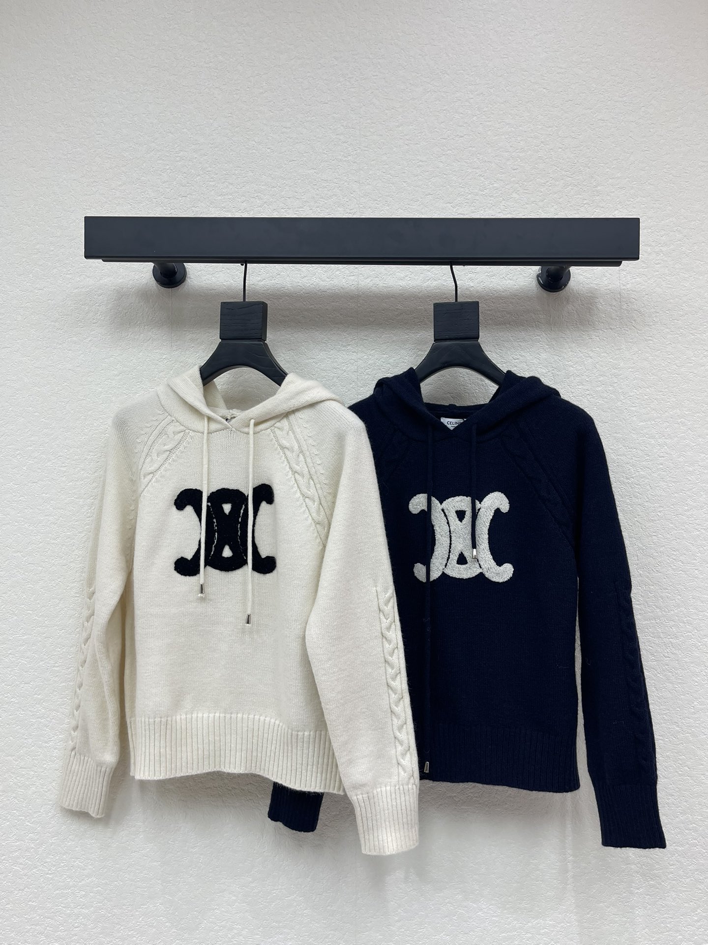 NO:605474,CELIN*25 new autumn and winter hooded Arc de Triomphe pullover long-sleeved knitted sweater!  Customized wool knitted material, high-end texture, comfortable and soft, with obvious texture. The hooded off-shoulder long-sleeved sweater highlights the gentle temperament. The collar and cuffs are threaded and decorated with the white Arc de Triomphe logo on the chest to highlight the brand tone. The regular loose fit does not matter the body and age, making the outfit more artistic. Simple and versatile for daily use in autumn and winter!  SML,,celine,sweaters,hats,alexander wang19860909CELIN*25秋冬新款连帽凯旋门套头长袖针织毛衣！定制羊毛针织材质 质感高级 舒适柔软 肌理明显 连帽落肩长袖毛衣突出温柔气质 领口袖口螺纹包边 胸前白色凯旋门标识装饰 彰显品牌调性 常规松身版型不挑身材年龄 显得穿搭愈发文艺 秋冬日常简约百搭款！SML,,celine,sweaters,hats,alexander wang,Women's clothing