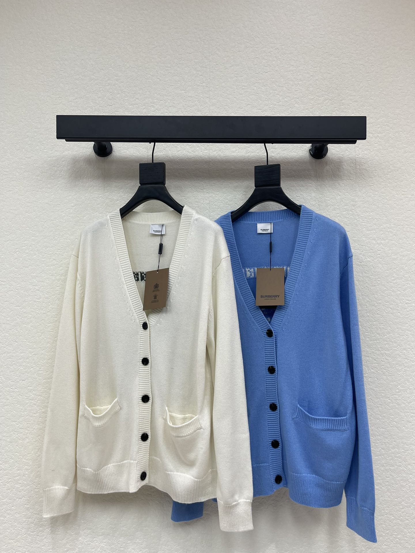 NO:605480,Burberr*25 new autumn and winter BBR crochet embroidered pocket knitted cardigan. Customized YB wool yarn weaving, high-end texture, comfortable and soft, V-neck knitted cardigan cut, all-over beige, white and blue color, with threaded edges to easily highlight the full texture of details, war horse letters crochet decoration on the back  , exquisite and stylish, making the outfit elegant and fashionable. The loose silhouette, oversized off-shoulder version, accommodates the body shape, and the outfit is fashionable and casual. SML,, burberry, versace, alexander wang19860909Burberr*25秋冬新款BBR钩花刺绣口袋针织开衫.定制YB羊毛纱线织造,质感高级,舒适柔软,V领针织开衫剪裁,通体米白天蓝配色,配合螺纹包边轻松突出满分细节质感,战马字母钩花装饰在后背处 ,精致有格调,让穿搭优雅时髦.宽松廓形oversized落肩版型,包容身形,穿搭时髦休闲.SML,,burberry,versace,alexander wang,Women's clothing