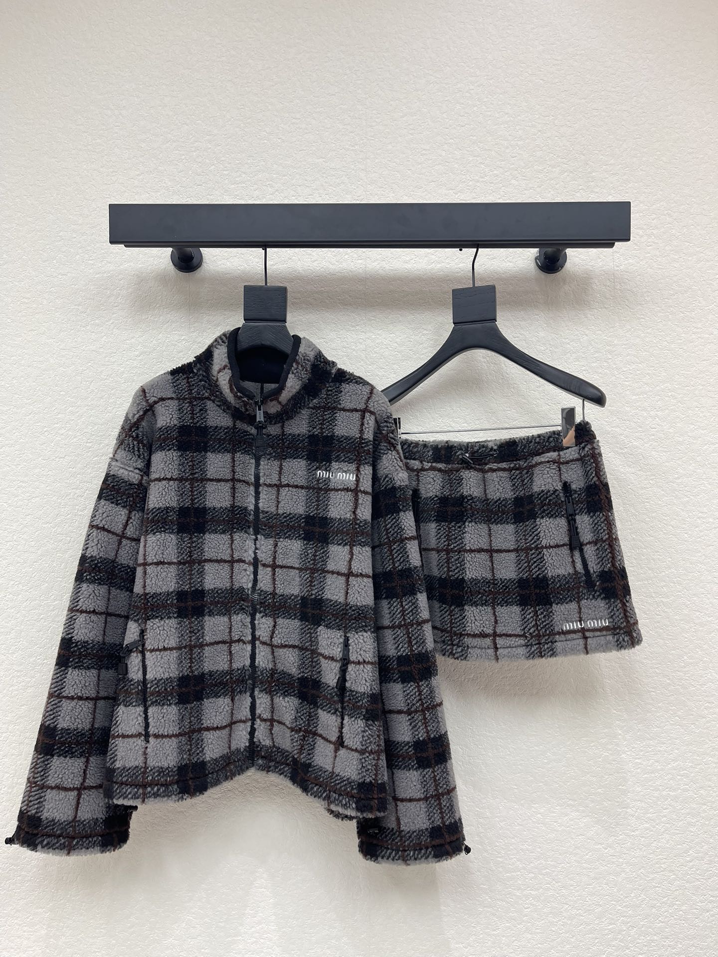 NO:605916,Outer half *25 new autumn and winter plaid polar fleece jacket paired with a skirt suit. Red plaid design, full of festive atmosphere!  Miu logo embroidery on the front, soft polar fleece material, warm and comfortable, perfect for autumn and winter. Zipper design + drawstring cuffs, practical and stylish. The classic wool jacket is reinterpreted in this Teddy version, adding wool to increase thickness and softness. The classic plaid pattern draws inspiration from men's clothing style, reinterpreting the style code of sporty femininity. SML,,miumiu,skirts,jackets & coats,jackets & coats,alexander wang19860909外 半 *25秋冬新款格纹摇粒绒外套搭配半裙套装.红色格纹设计,节日氛围感满满！正面miu徽标刺绣,柔软摇粒绒材质,保暖又舒适,秋冬穿超合适.拉链设计+抽绳袖口,实用又有型.经典羊毛夹克在这款泰迪版本中被重新诠释,加入羊毛以增加厚度和柔软度.经典格纹图案汲取男装风格灵感,重新诠释运动女性气质的风格密码. SML,,miumiu,skirts,jackets & coats,jackets & coats,alexander wang,Women's clothing