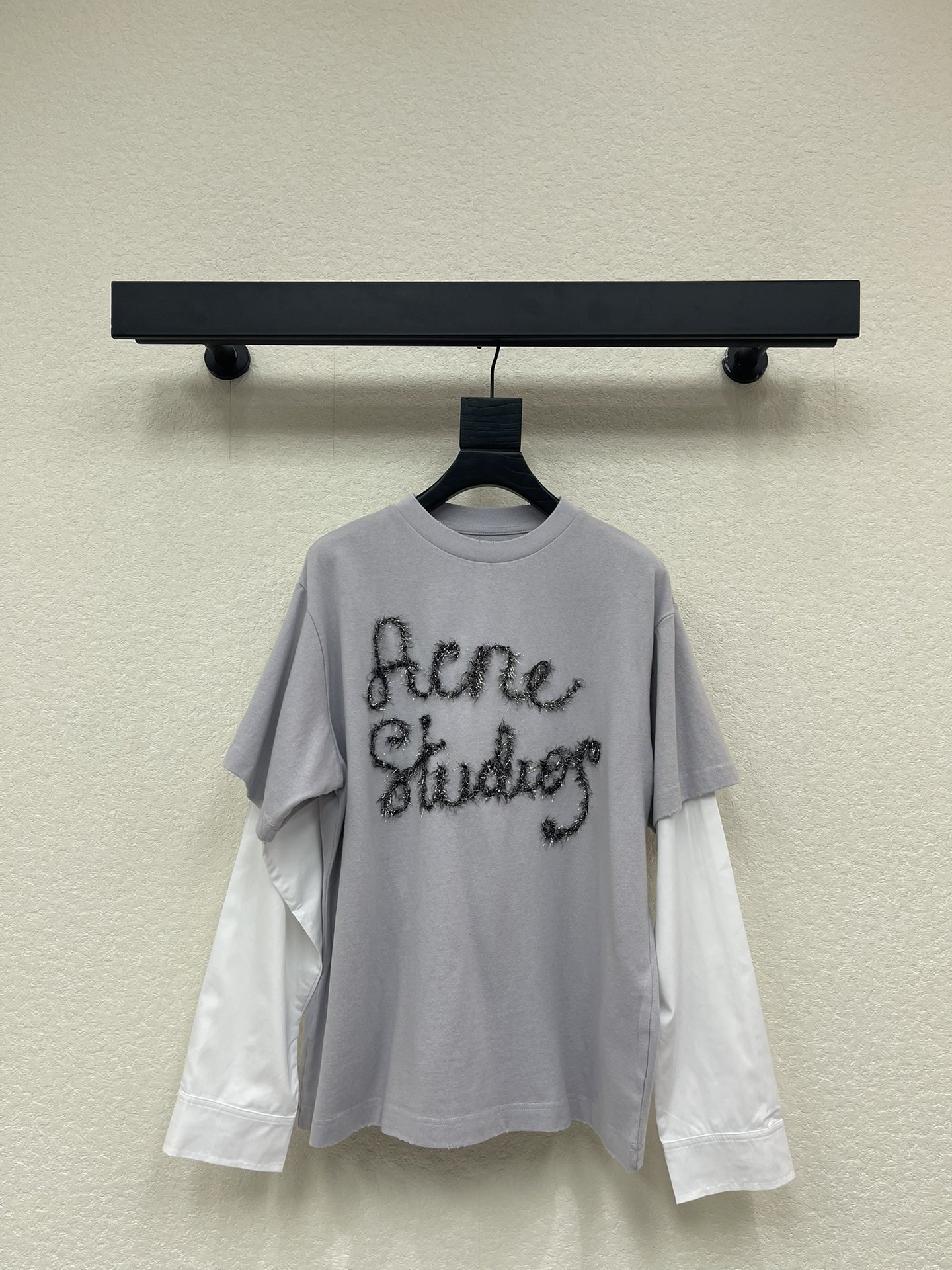 NO:605487,Acne  studio*25 new fake two-piece contrasting color cotton long sleeves. Customized YB twill cotton material, breathable, comfortable and full of texture. Fake two-piece long-sleeved T-shirts are layered and cut to highlight the brand style. Made of heavyweight pure cotton, slightly stretchy, making it look slimmer when worn  Stylish, the color contrast is arranged inside and outside the body, showing a sense of fashion with long and short sleeves superimposed. The letter logo on the chest is completed with black silver yarn crochet embroidery, which is very eye-catching and creates a personalized style. It is fashionable and age-reducing, and it looks great when worn alone or inside. SML,,acne  studios,dior,T-shirt,tees,t-shirt,alexander wang19860909Acne studio*25新款假两件撞色全棉长袖.定制YB斜纹全棉材质,透气舒适,质感十足,假两件T恤长袖叠穿裁剪,凸显品牌格调,采用克重纯棉制成,略带有弹力,穿搭显瘦时尚,大身里外利用颜色对比排列,呈现出长短袖叠加的时尚感,胸口字母徽标以黑色银丝纱线钩织刺绣完成,十足亮眼,打造个性风格,时髦减龄,单穿内搭都出彩.SML,,acne studios,dior,T-shirt,tees，t-shirt,alexander wang,Women's clothing