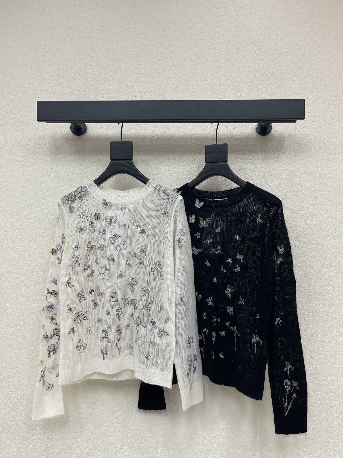 NO:605482,Dio*25 new three-dimensional butterfly embroidered knitted long sleeves for autumn and winter!  Weaved from custom-made wool and mohair blended yarn, it is soft and comfortable, light and nourishing. The upper body is looming and eye-catching. It creates a light visual texture. It is sexy and charming. The whole body is positioned with embroidery technology to outline multiple butterfly patterns. Exquisite workmanship reflects the brand's high-end sense. Regular fit. Threaded edges add to the design layering. Relaxed and high-end, it can be layered casually. It is suitable for various wear scenarios such as commuting, dating and vacation!  SML AA,,dior,alexander wang19860909Dio*25秋冬新款立体蝴蝶刺绣针织长袖！定制羊毛马海毛混纺纱线材质织造 柔软舒适 轻薄养肤 若隐若现上身吸睛满分 打造轻盈视觉质感 性感迷人 通体以刺绣工艺定位勾勒多重蝴蝶图案 做工精致体现品牌高级感 常规版型 螺纹包边增添设计层次感 松弛高级 随意叠穿皆出彩 适配通勤约会度假多穿搭场景！SML AA,,dior,alexander wang,Women's clothing