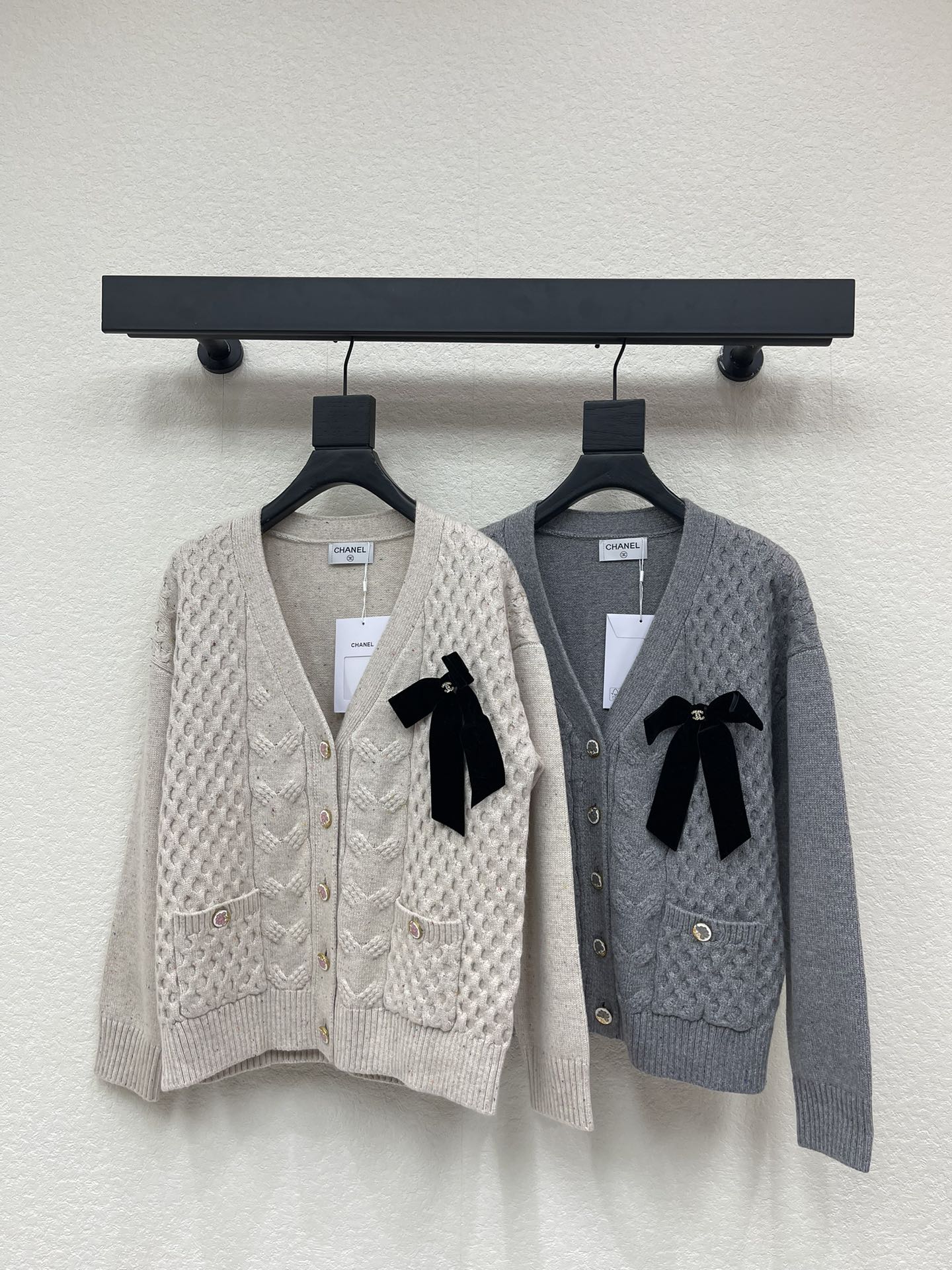 NO:605478,Chane*25 new autumn and winter bow knitted cardigan. Customized YB wool knitted material, high-end texture, comfortable and soft, V-neck cardigan tailoring, collar and cuffs threaded edges echoing the hem, three-dimensional black velvet bow shape embellishment on the chest, echoing the camellia placket, the atmosphere is gorgeous and western, large body waffle pattern braided crochet, exquisite and delicate, wool knitted fabric, warm and comfortable, wearing temperament and charm. SML,,chanel,alexander wang19860909Chane*25秋冬新款蝴蝶结针织开衫.定制YB羊毛针织材质,质感高级,舒适柔软,V领开衫剪裁,领口袖口螺纹包边与衣摆相呼应,胸口立体黑色丝绒蝴蝶结造型点缀,与山茶花襟扣呼应,氛围华丽洋气,大身华夫纹麻花编织钩针,精致细腻,羊毛针织面料,保暖舒适,穿搭气质魅力.SML,,chanel,alexander wang,Women's clothing