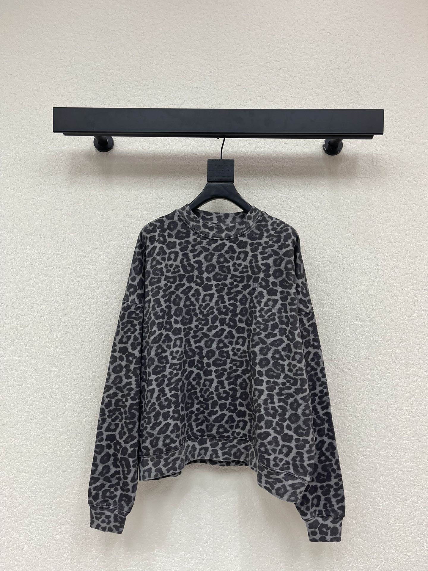 NO:605914,ANINE BING's new niche leopard print crew neck sweatshirt cleverly combines unruly animal prints with ultimate comfort to create an effortless high street style. The gray and black leopard prints are selected to break the strong vision of traditional leopard prints and are more advanced and easy to control. The classic loose crew neck version is not flattering and easily creates a casual and lazy street feel. It can be worn alone or as an inner layer, giving it more possibilities to wear. The left chest is decorated with exquisite ANINE  The BING brand logo is simple and compact, which inadvertently enhances brand recognition and highlights the low-key luxury texture. The classic unisex design can be worn by both men and women. It can be worn as a couple's outfit to create a different kind of tacit understanding and style. Size SML A, hoodie, sweatshirts, alexander wang19860909ANINE BING新款小众豹纹圆领卫衣,将不羁的动物纹与极致的舒适感巧妙融合,打造毫不费力的高街型格,精选灰黑色色豹纹,打破传统豹纹的浓烈视觉,更显高级且易于驾驭.采用经典的宽松圆领版型,不挑身材,轻松营造随性慵懒的街头感.单穿或作为内搭都极具层次感,赋予穿搭更多可能性,左胸口点缀精致的ANINE BING品牌标识,简约小巧,在不经意间提升品牌辨识度,彰显低调的奢华质感,经典的中性风设计,男女皆可穿着,可作为情侣装搭配,演绎别样的默契与风格.码数SML A,,hoodie,sweatshirts,alexander wang,Women's clothing