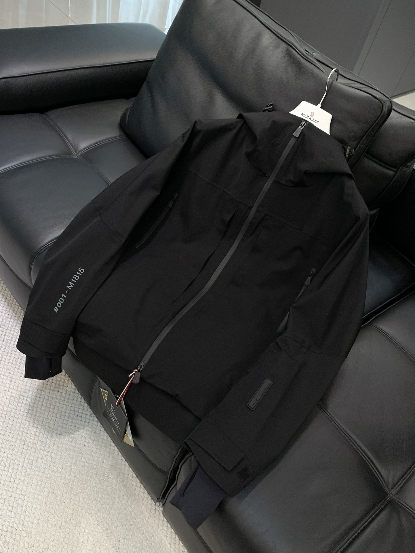 ，Moncler 蒙口，2025秋冬最新品，专柜同步有售，原单狠货，时尚休闲连帽冲锋衣外套，上身舒适！吸