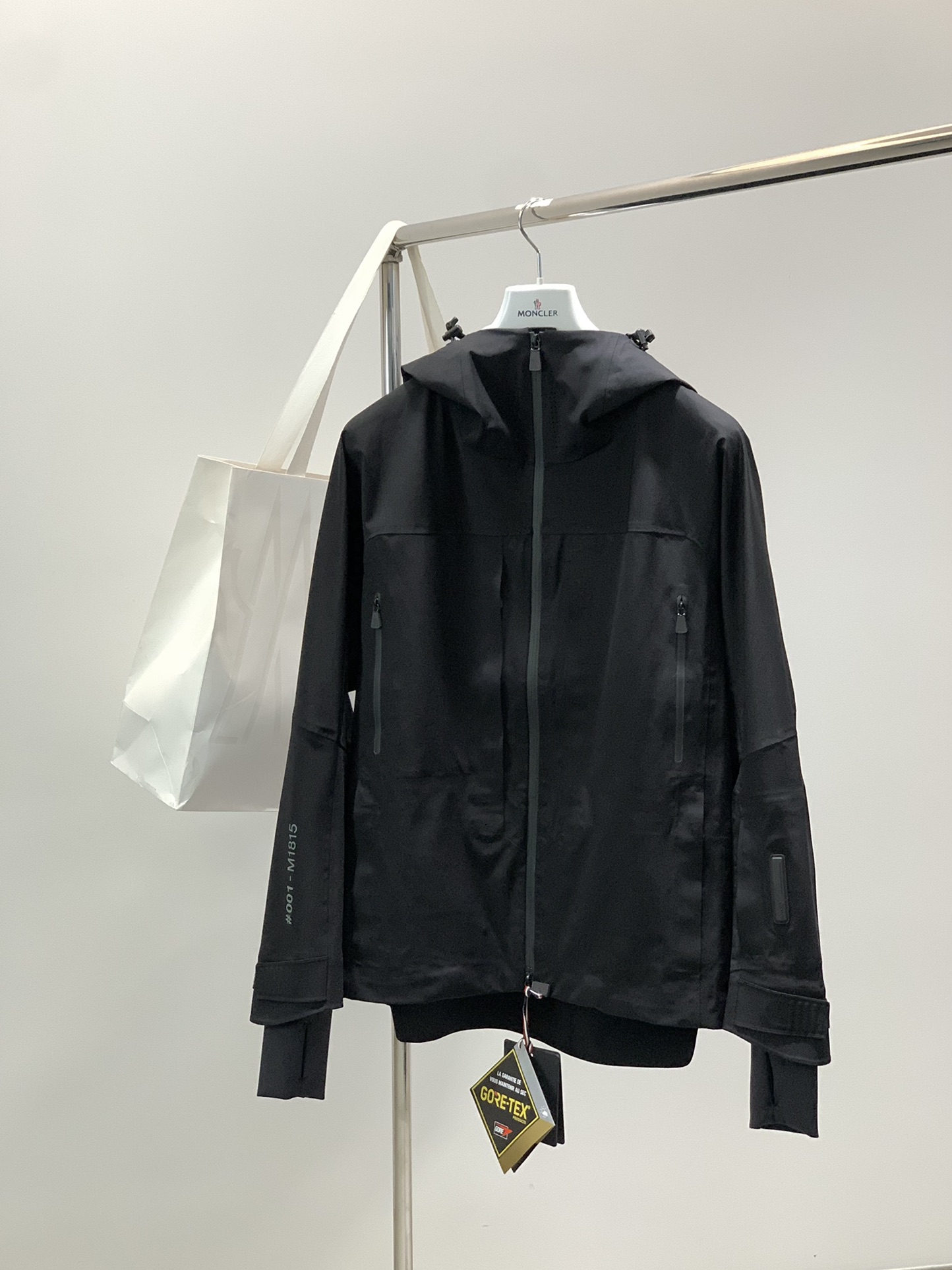 NO:646415,, Moncler muzzle, latest autumn and winter products, available at counters simultaneously, original order, fashionable and casual hooded jacket, comfortable upper body!  Eye-catching and bright, it uses imported original fabrics, top-notch printing technology, letter pattern logo, and original hardware accessories. It is simple yet stylish, and the upper body is fashionable and handsome. 2 colors are recommended, code number 0-4, Moncler, jackets & coats, hats, alexander wang19860909,Moncler 蒙口,秋冬最新品,专柜同步有售,原单狠货,时尚休闲连帽冲锋衣外套,上身舒适！吸睛而有亮点,采用进口原版面料,顶级印花工艺字母图案logo,原版五金辅料装饰,简单而不失时尚,上身时尚帅气,2色推荐,码数0-4,,Moncler,jackets & coats,hats,alexander wang,Men's clothing