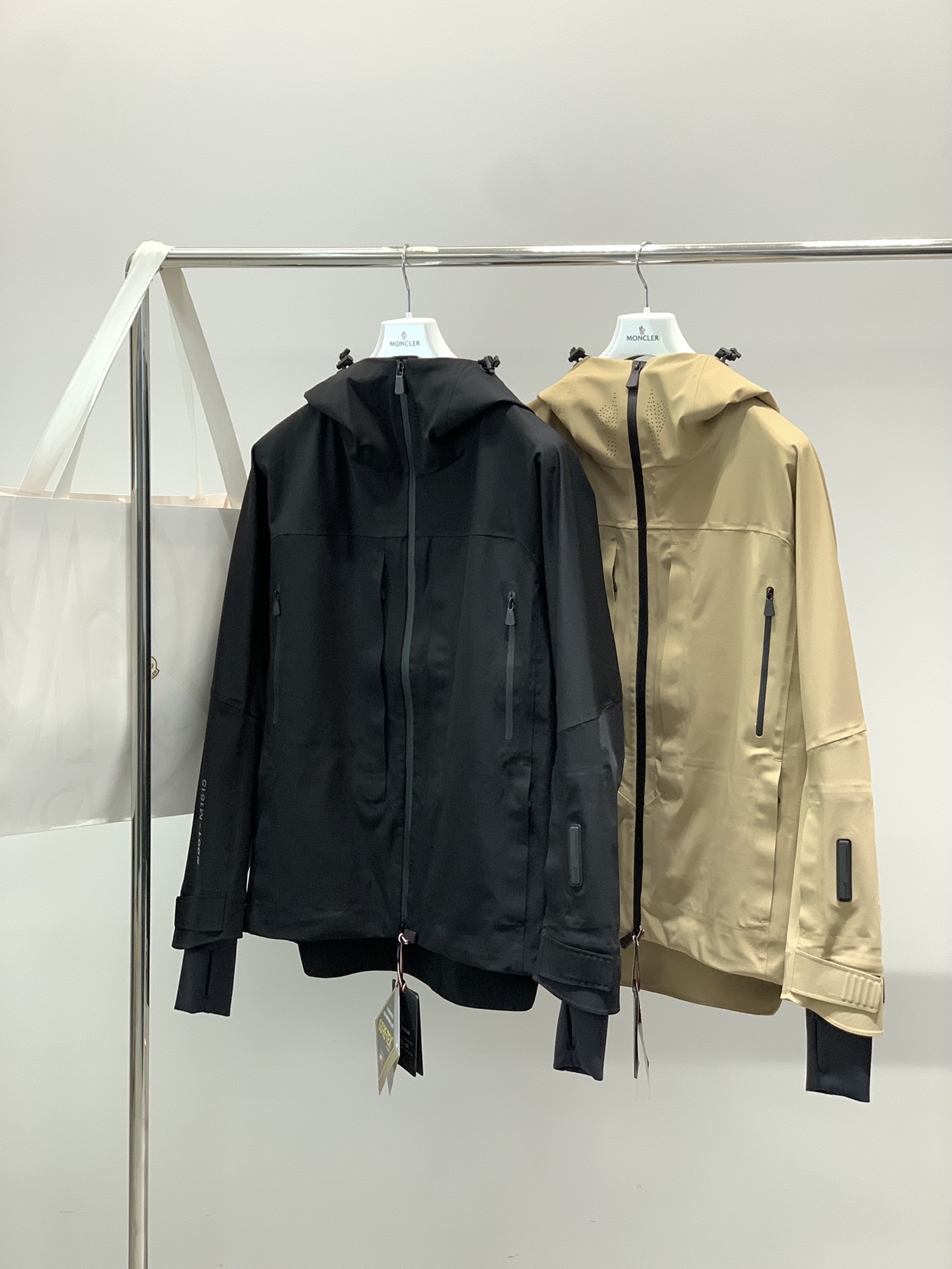 ，Moncler 蒙口，2025秋冬最新品，专柜同步有售，原单狠货，时尚休闲连帽冲锋衣外套，上身舒适！吸