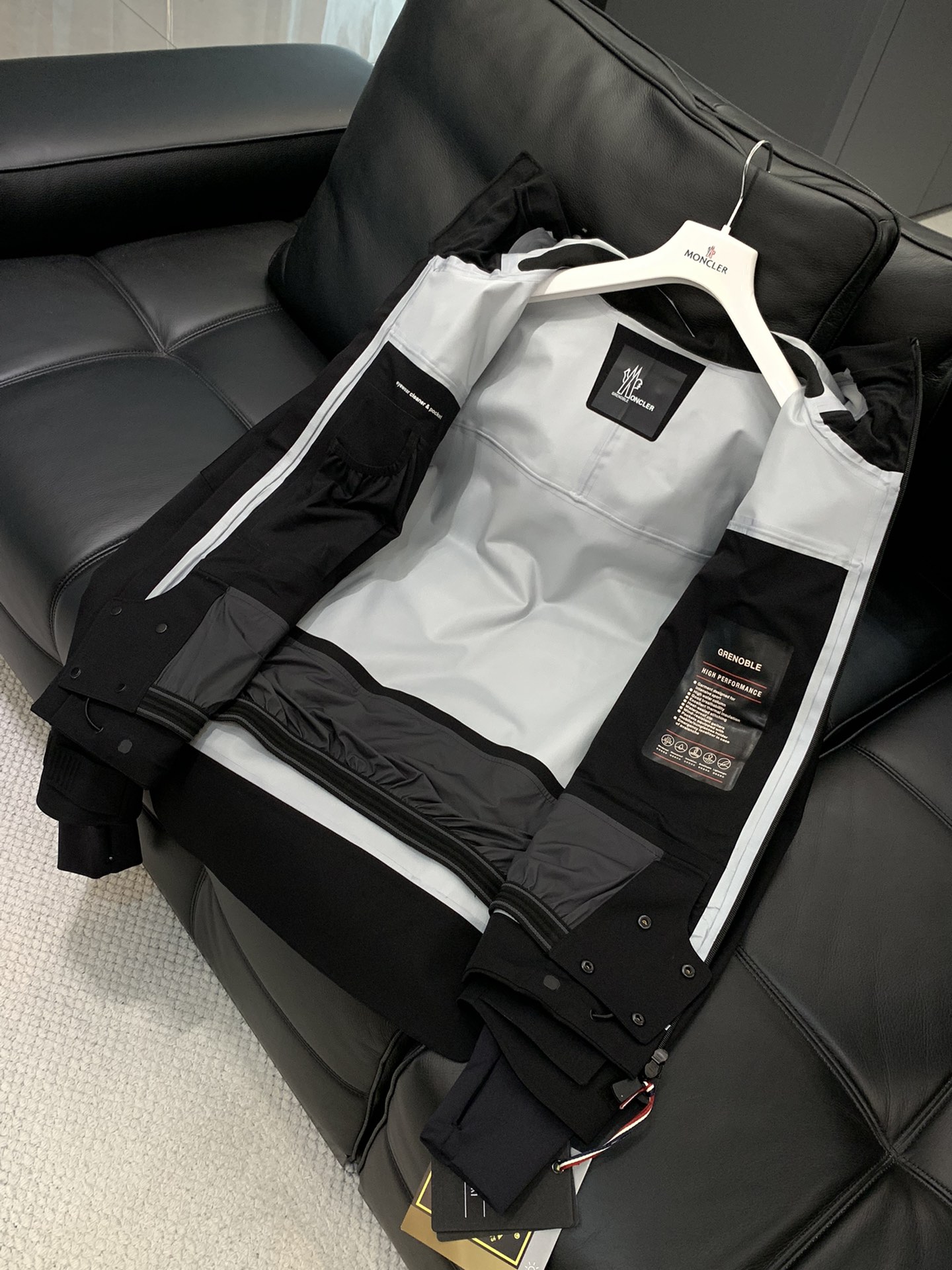 ，Moncler 蒙口，2025秋冬最新品，专柜同步有售，原单狠货，时尚休闲连帽冲锋衣外套，上身舒适！吸