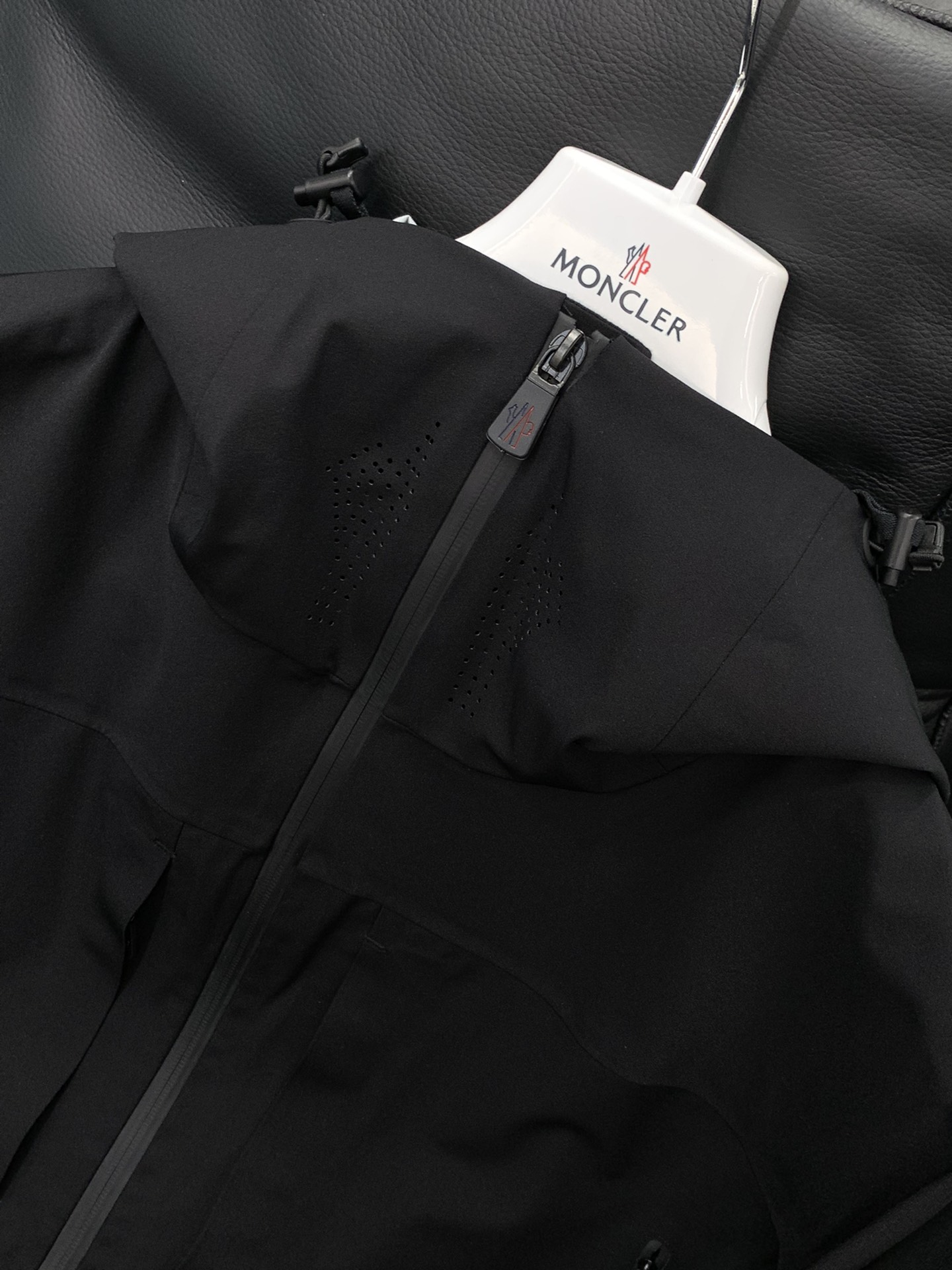 ，Moncler 蒙口，2025秋冬最新品，专柜同步有售，原单狠货，时尚休闲连帽冲锋衣外套，上身舒适！吸