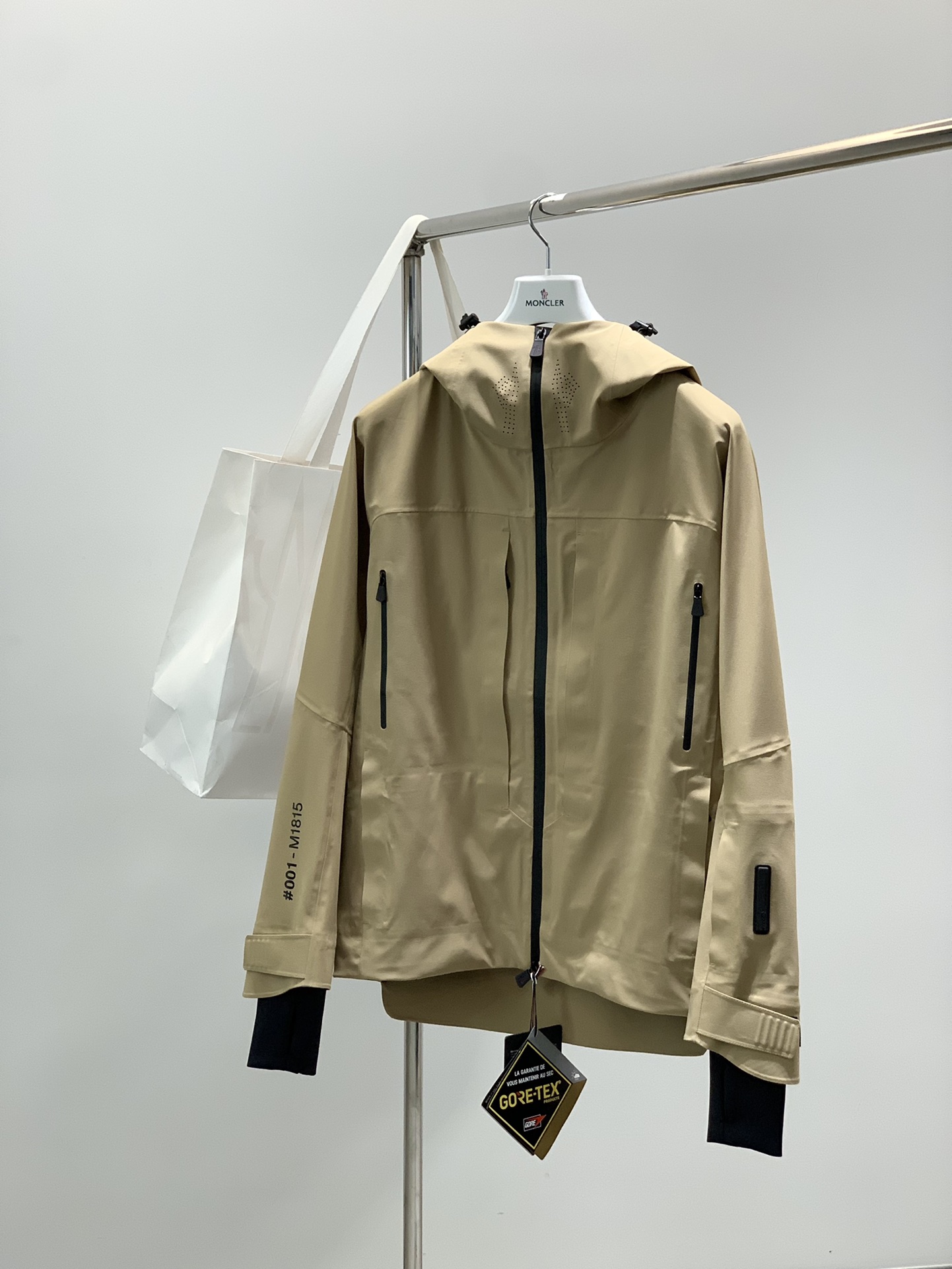 ，Moncler 蒙口，2025秋冬最新品，专柜同步有售，原单狠货，时尚休闲连帽冲锋衣外套，上身舒适！吸