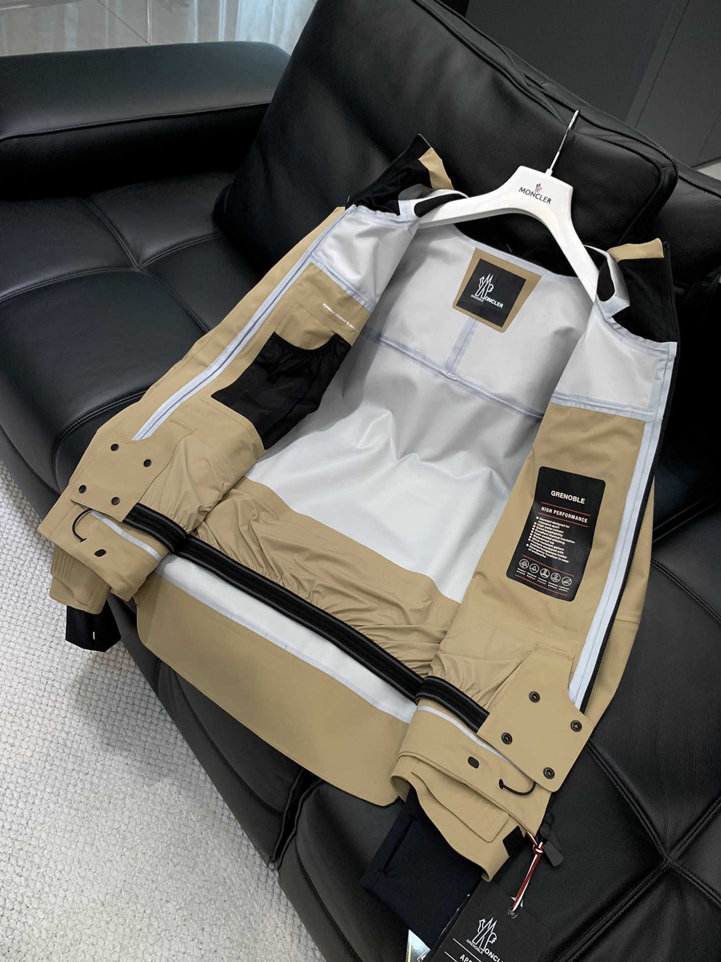 ，Moncler 蒙口，2025秋冬最新品，专柜同步有售，原单狠货，时尚休闲连帽冲锋衣外套，上身舒适！吸