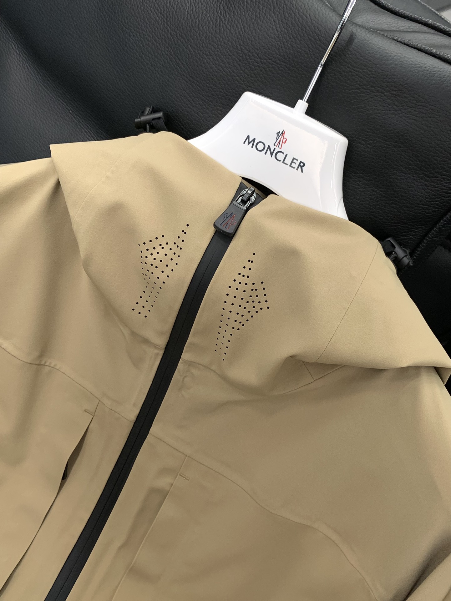 ，Moncler 蒙口，2025秋冬最新品，专柜同步有售，原单狠货，时尚休闲连帽冲锋衣外套，上身舒适！吸