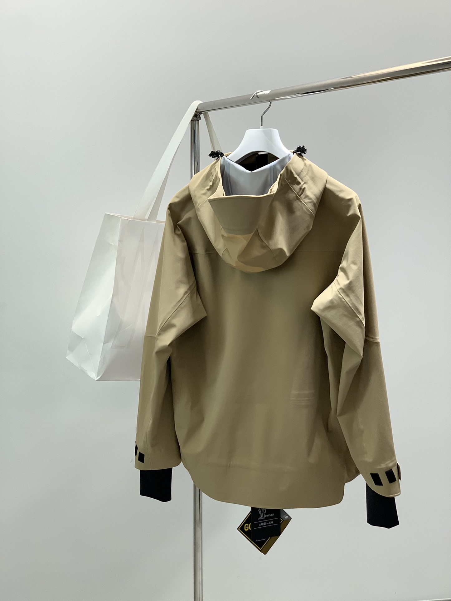 ，Moncler 蒙口，2025秋冬最新品，专柜同步有售，原单狠货，时尚休闲连帽冲锋衣外套，上身舒适！吸