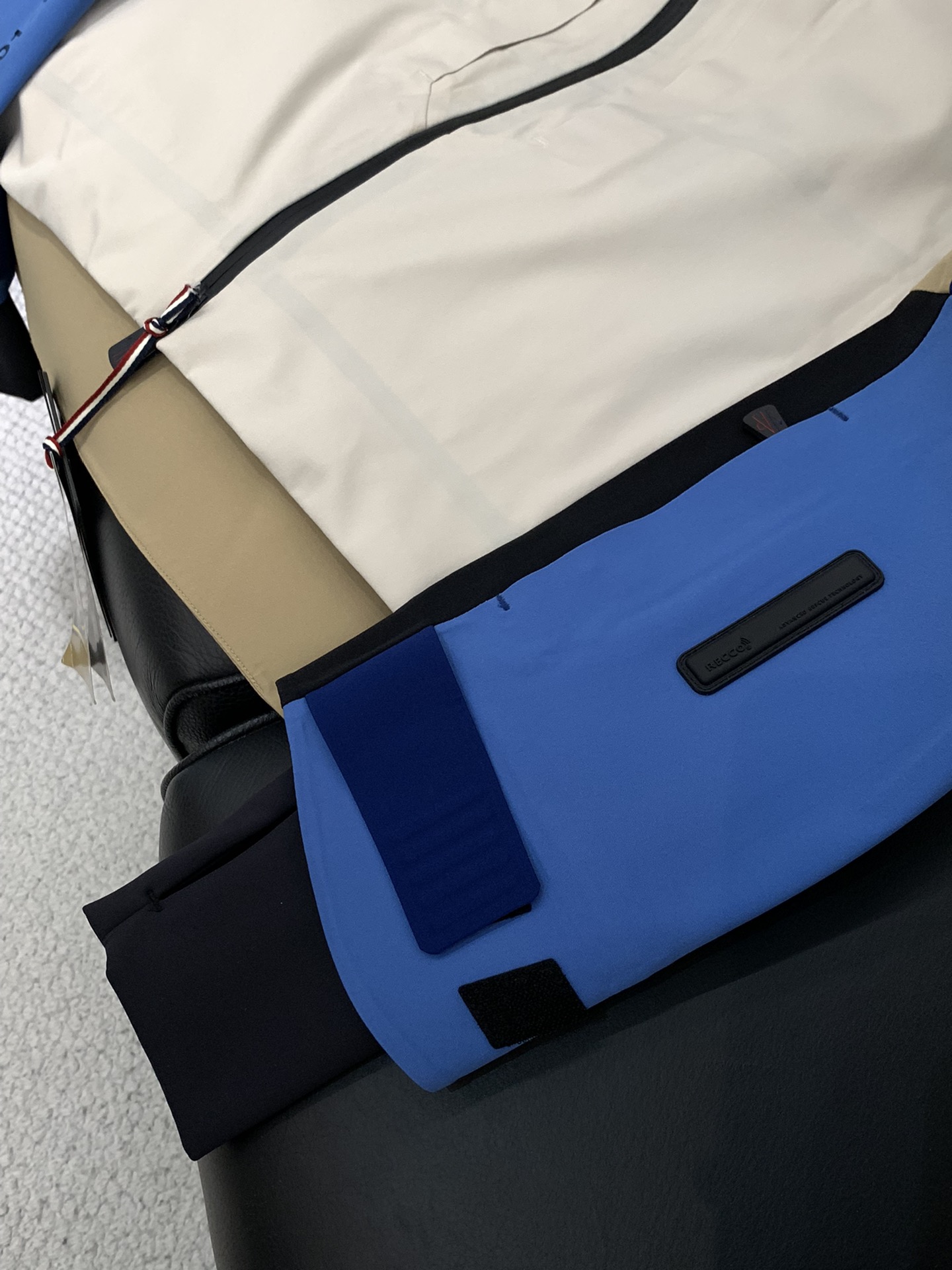 ，Moncler 蒙口，2025秋冬最新品，专柜同步有售，原单狠货，时尚休闲连帽冲锋衣外套，上身舒适！吸