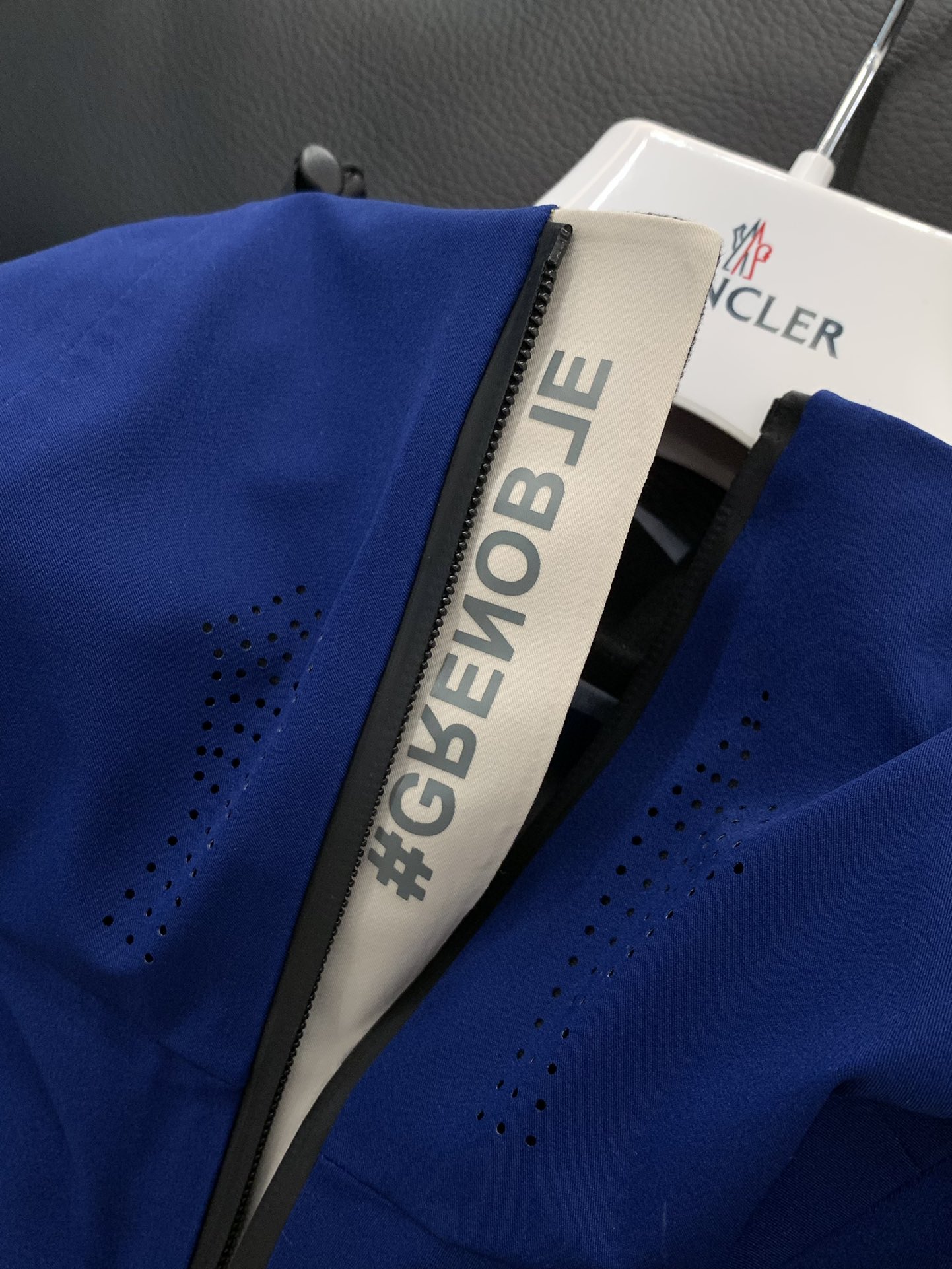 ，Moncler 蒙口，2025秋冬最新品，专柜同步有售，原单狠货，时尚休闲连帽冲锋衣外套，上身舒适！吸