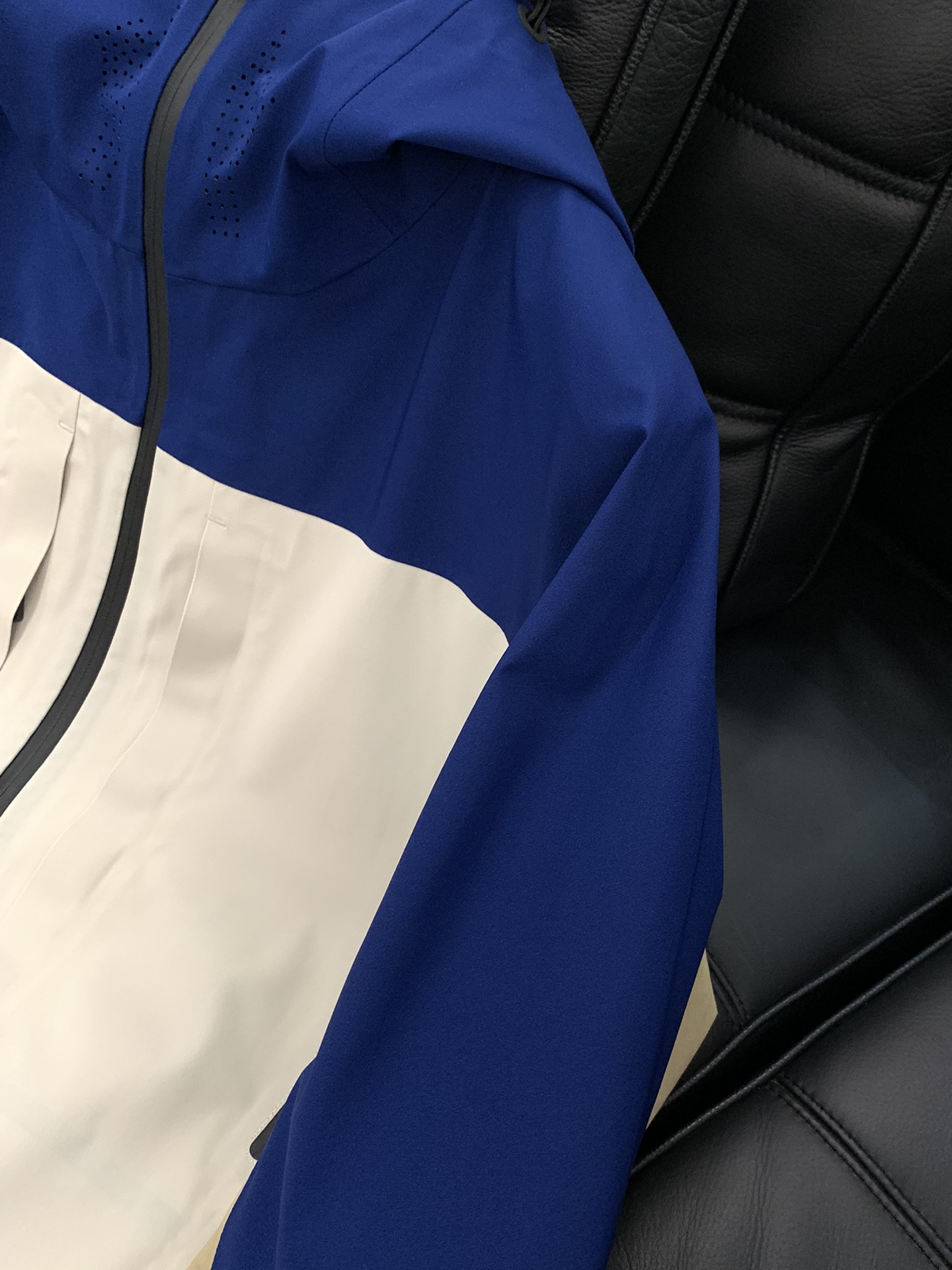 ，Moncler 蒙口，2025秋冬最新品，专柜同步有售，原单狠货，时尚休闲连帽冲锋衣外套，上身舒适！吸