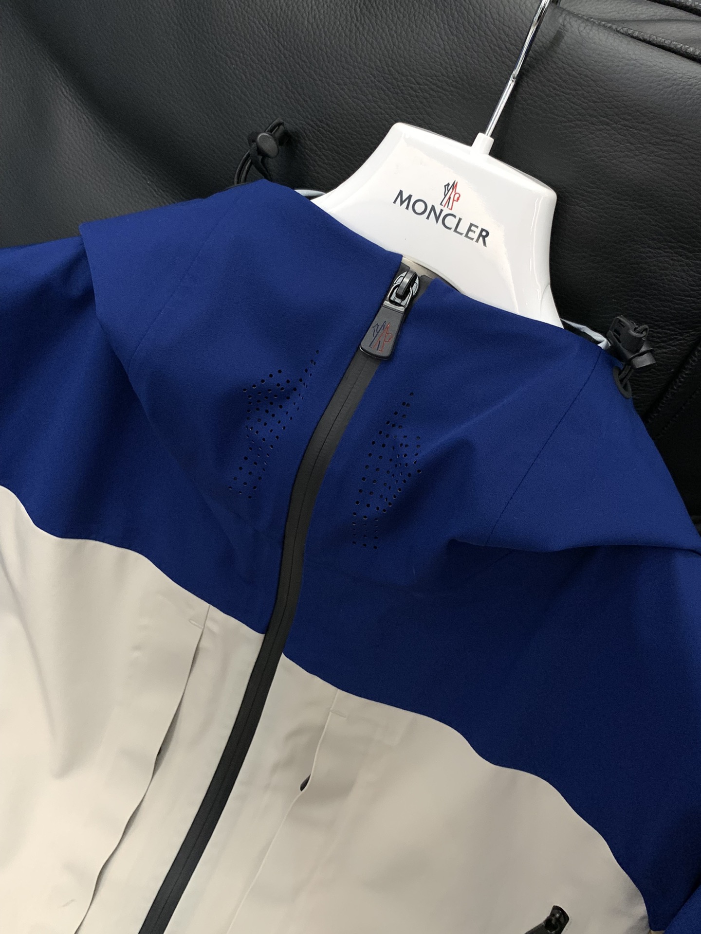，Moncler 蒙口，2025秋冬最新品，专柜同步有售，原单狠货，时尚休闲连帽冲锋衣外套，上身舒适！吸