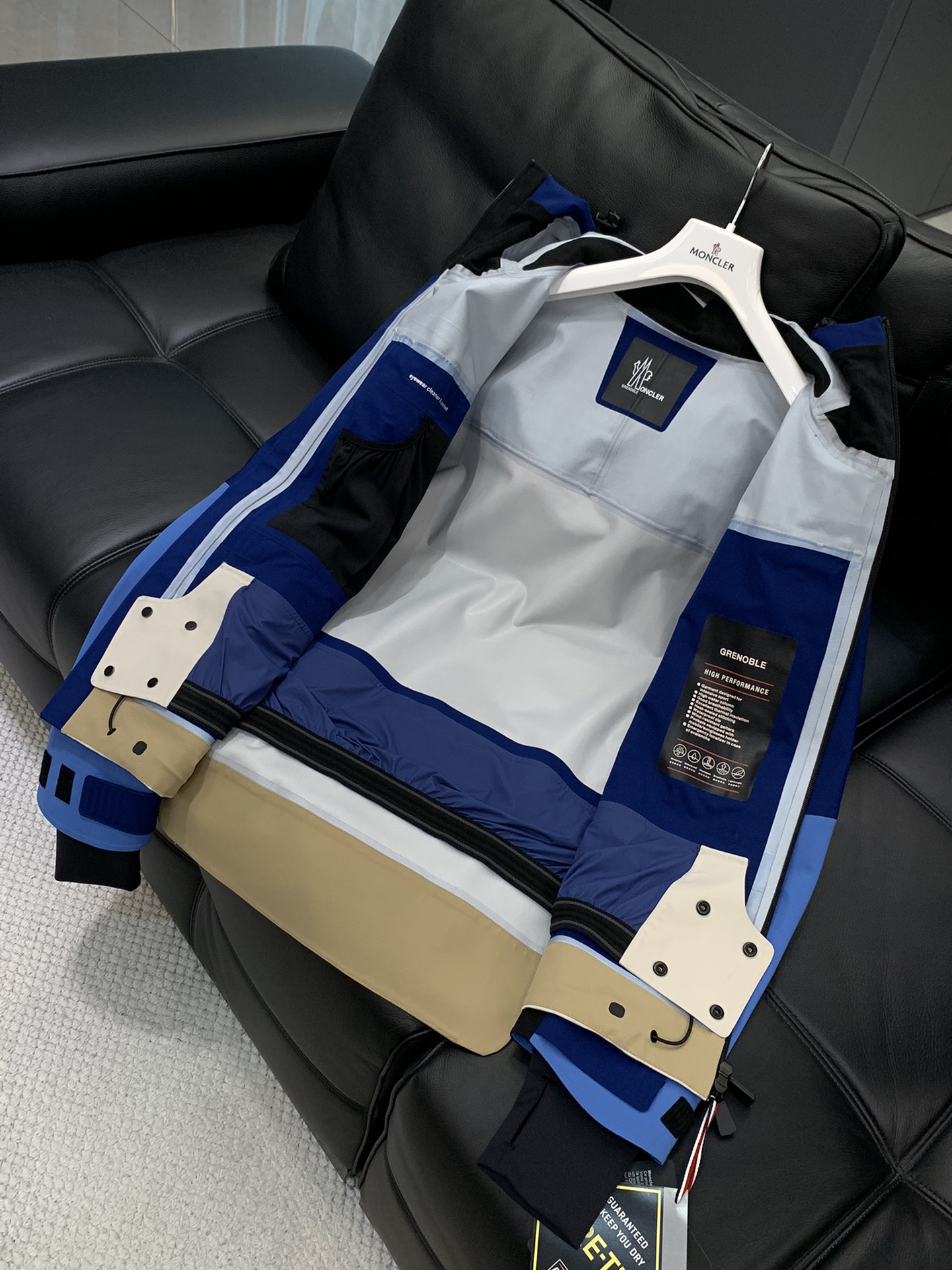 ，Moncler 蒙口，2025秋冬最新品，专柜同步有售，原单狠货，时尚休闲连帽冲锋衣外套，上身舒适！吸