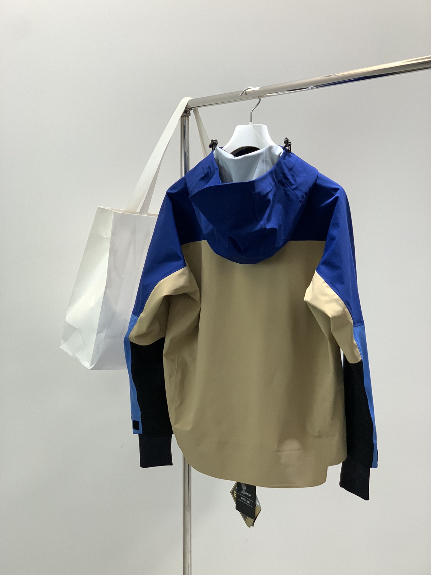 ，Moncler 蒙口，2025秋冬最新品，专柜同步有售，原单狠货，时尚休闲连帽冲锋衣外套，上身舒适！吸