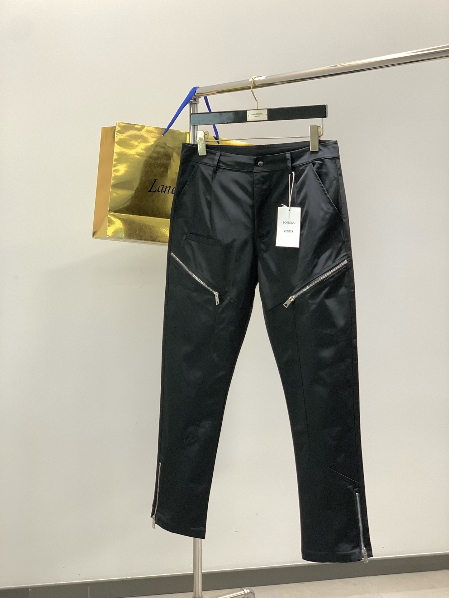 NO:606464,Clothes, pants, Bottega Veneta, new autumn products, fashionable casual suits, available at counters simultaneously, original orders, imported original fabrics, top embroidery crafts letter pattern logo, original hardware accessories decoration, unique design, full of vitality, excellent comfort, extremely high grade, handsome and stylish upper body, size M-2XL,,bottega veneta,bottega veneta,alexander wang19860909衣服,裤子,Bottega Veneta 葆蝶家,秋季新品,时尚休闲套装,专柜同步有售,原单狠货,进口原版面料,顶级刺绣工艺字母图案logo,原版五金辅料装饰,独特设计,活力十足,舒适度极佳,档次极高,上身帅气有型,码数M-2XL,,bottega veneta,bottega veneta,alexander wang,Men's clothing