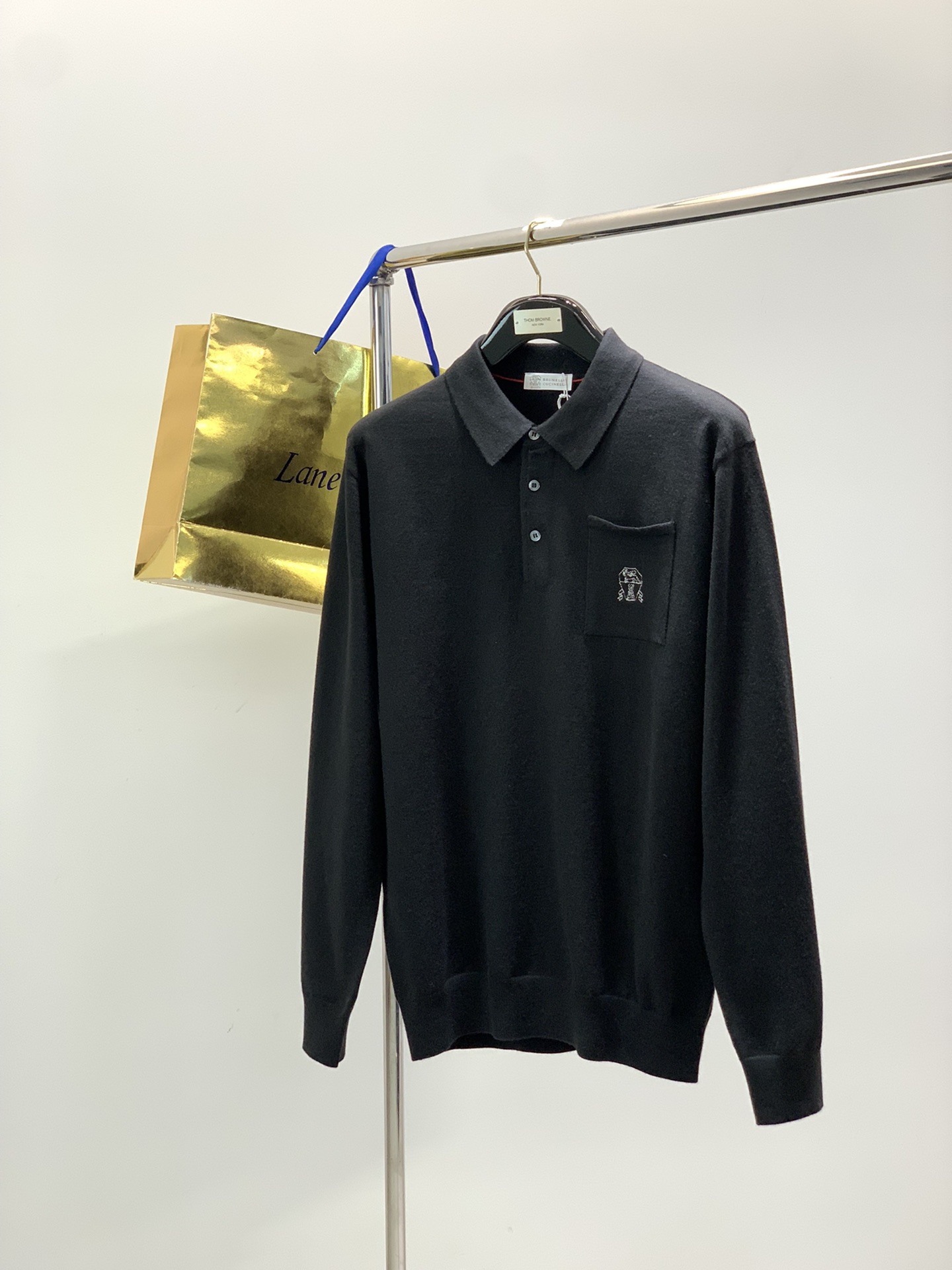 NO:606442,, Italian Divine Lion, fashion brand, new winter products, fashionable and casual knitted lapel sweaters, available at counters, original goods, imported original fabrics, unique design, elegant and advanced color matching, remarkable interior details, top-notch embroidered letter pattern logo, extremely high-grade, comfortable and breathable, handsome upper body, 5 colors recommended, size M-3XL,, sweaters, alexander wang19860909,意大利神狮,时尚品牌,冬季新品,时尚休闲针织翻领毛衣,专柜同步有售,原单狠货,采用进口原版面料,独特设计,配色高雅高级,内里细节可圈可点,顶级刺绣工艺字母图案logo,档次极高,舒适透气,上身帅气,5色推荐,码数M-3XL,,sweaters,alexander wang,Men's clothing