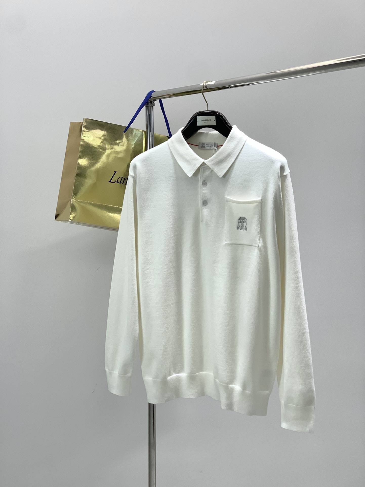 NO:690469,, Italian Divine Lion, fashion brand, new winter products, fashionable and casual knitted lapel sweaters, available at counters, original goods, imported original fabrics, unique design, elegant and high-end color matching, remarkable interior details, top-notch embroidered letter pattern logo, extremely high-grade, comfortable and breathable, handsome upper body, 5 colors recommended, size M-3XL,,sweaters,19860909,意大利神狮,时尚品牌,冬季新品,时尚休闲针织翻领毛衣,专柜同步有售,原单狠货,采用进口原版面料,独特设计,配色高雅高级,内里细节可圈可点,顶级刺绣工艺字母图案logo,档次极高,舒适透气,上身帅气,5色推荐,码数M-3XL,,sweaters,,Men's clothing