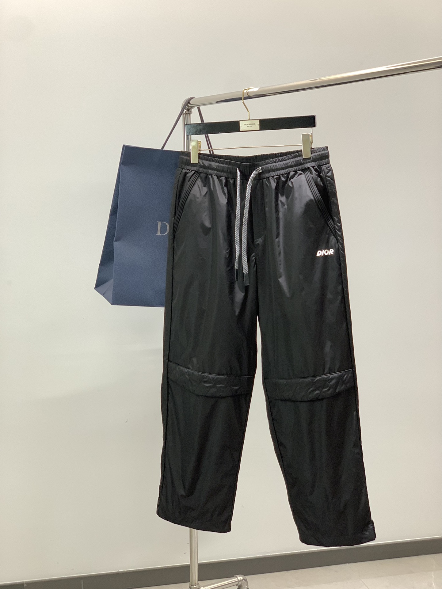 NO:606430,, Dior, new winter products, available at counters simultaneously, simple and fashionable double-layer casual pants, original imported fabrics, comfortable and breathable, top-notch printing technology, letter pattern decoration logo, original hardware accessories decoration, extremely high grade, unique design, fashionable and handsome upper body!  2 colors recommended, size M-3XL, dior, dior, alexander wang19860909,Dior 迪奥, 冬季新品,专柜同步有售,简约时尚双层休闲裤,原版进口面料,舒适透气,顶级印花工艺字母图案装饰logo,原版五金辅料装饰,档次极高,独特设计,上身时尚帅气！2色推荐,码数M-3XL,,dior,dior,alexander wang,Men's clothing