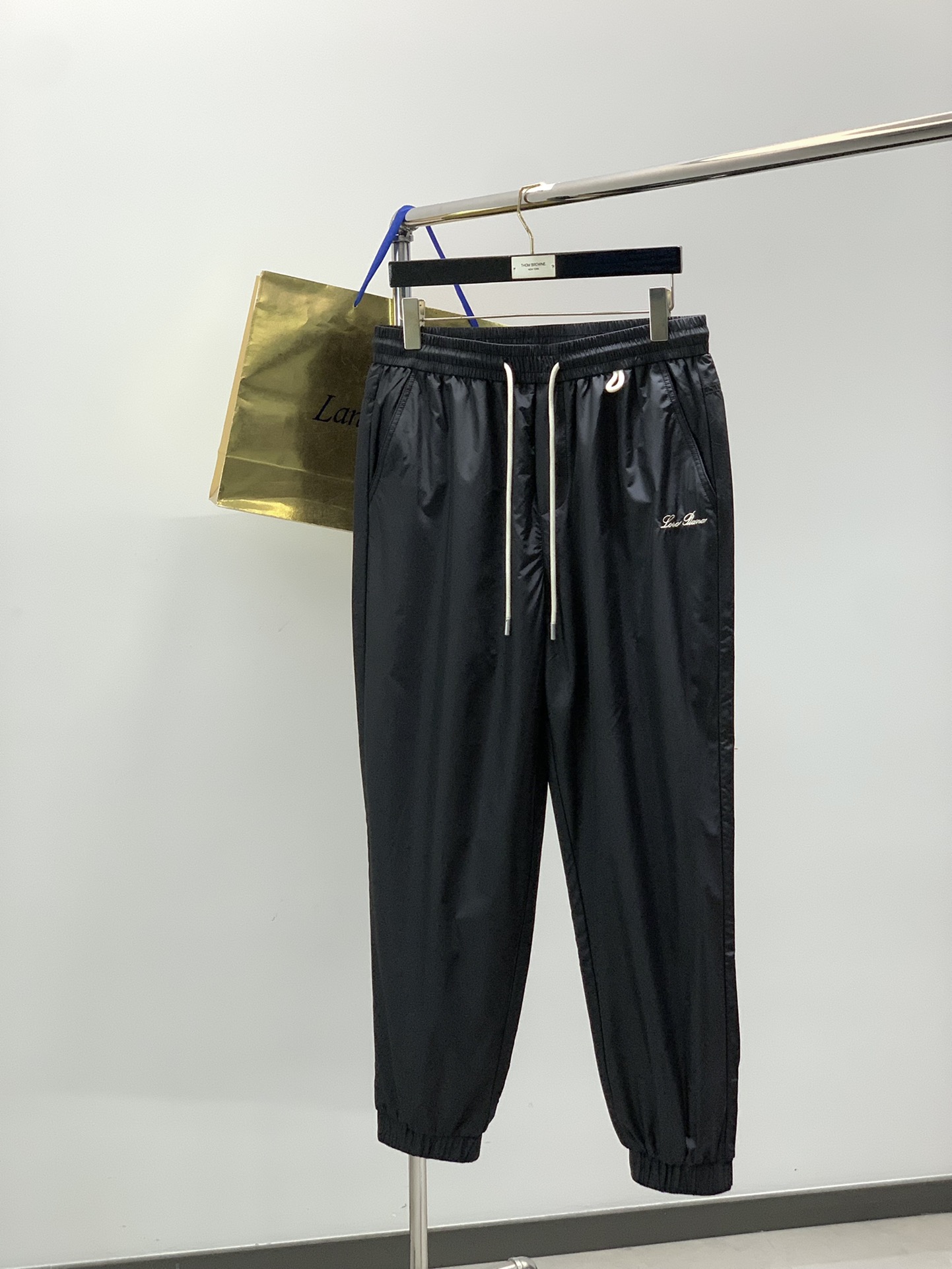 NO:606454,, LP (Loro Piana), the latest winter product, available at counters at the same time, original goods, fashionable double-layer casual pants, made of imported original fabrics, top-notch embroidery technology letter pattern decoration logo, original hardware accessories decoration, extremely high grade, comfortable and versatile, and the upper body is very handsome!  2 colors recommended, size M-3XL,, loro piana, loro piana, alexander wang19860909,LP(Loro Piana ),冬季最新品,专柜同步有售,原单狠货,时尚双层休闲裤,采用进口原版面料,顶级刺绣工艺字母图案装饰logo,原版五金辅料装饰,档次极高,舒适百搭,上身帅气十足！2色推荐,码数M-3XL,,loro piana,loro piana,alexander wang,Men's clothing