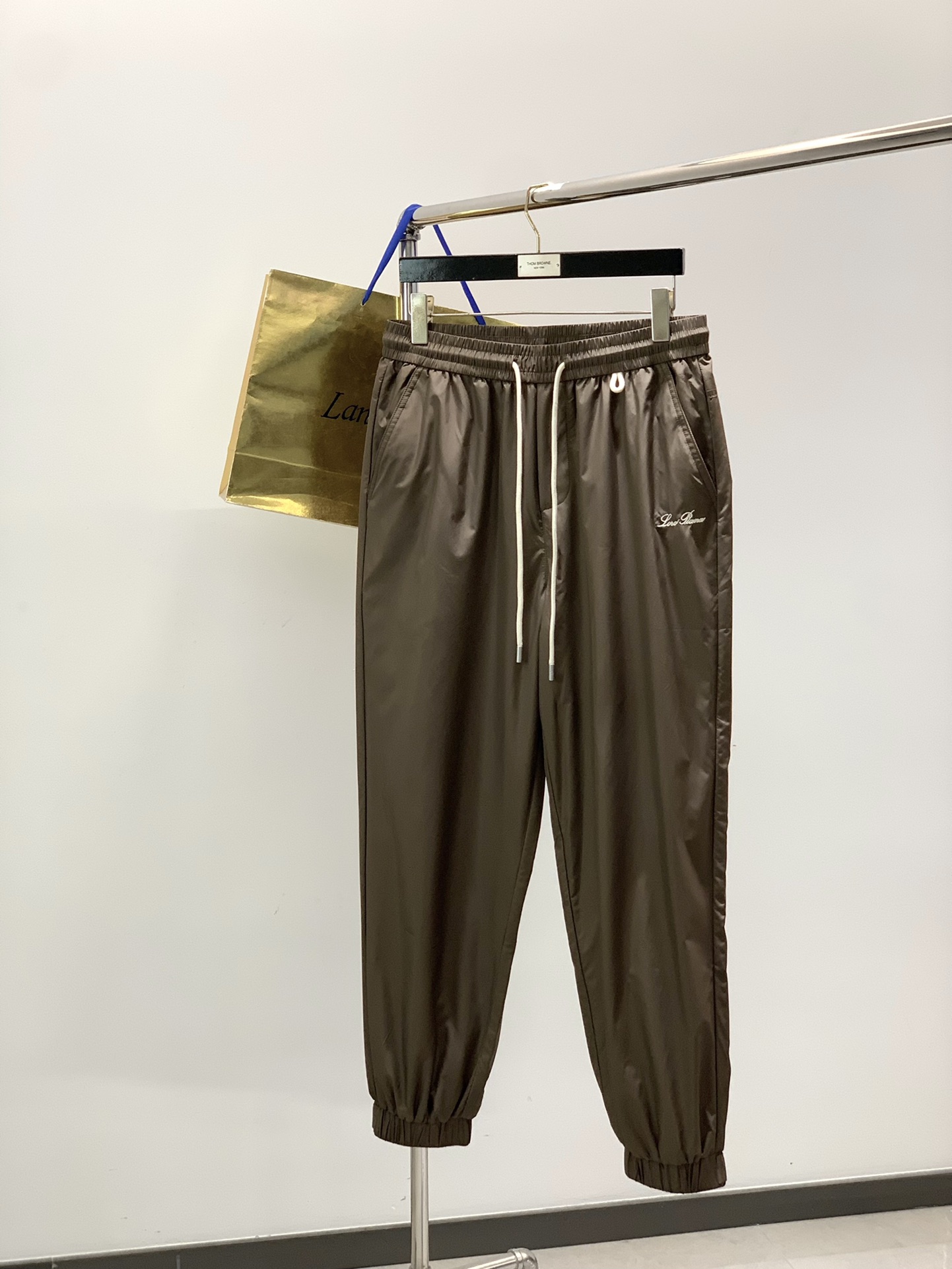 NO:690472,, LP (Loro Piana), the latest winter product, available at counters at the same time, original goods, fashionable double-layer casual pants, made of imported original fabrics, top-notch embroidery technology letter pattern decoration logo, original hardware accessories decoration, extremely high grade, comfortable and versatile, and the upper body is very handsome!  2 colors recommended, size M-3XL, loro piana, loro piana,19860909,LP(Loro Piana ),冬季最新品,专柜同步有售,原单狠货,时尚双层休闲裤,采用进口原版面料,顶级刺绣工艺字母图案装饰logo,原版五金辅料装饰,档次极高,舒适百搭,上身帅气十足！2色推荐,码数M-3XL,,loro piana,loro piana,,Men's clothing