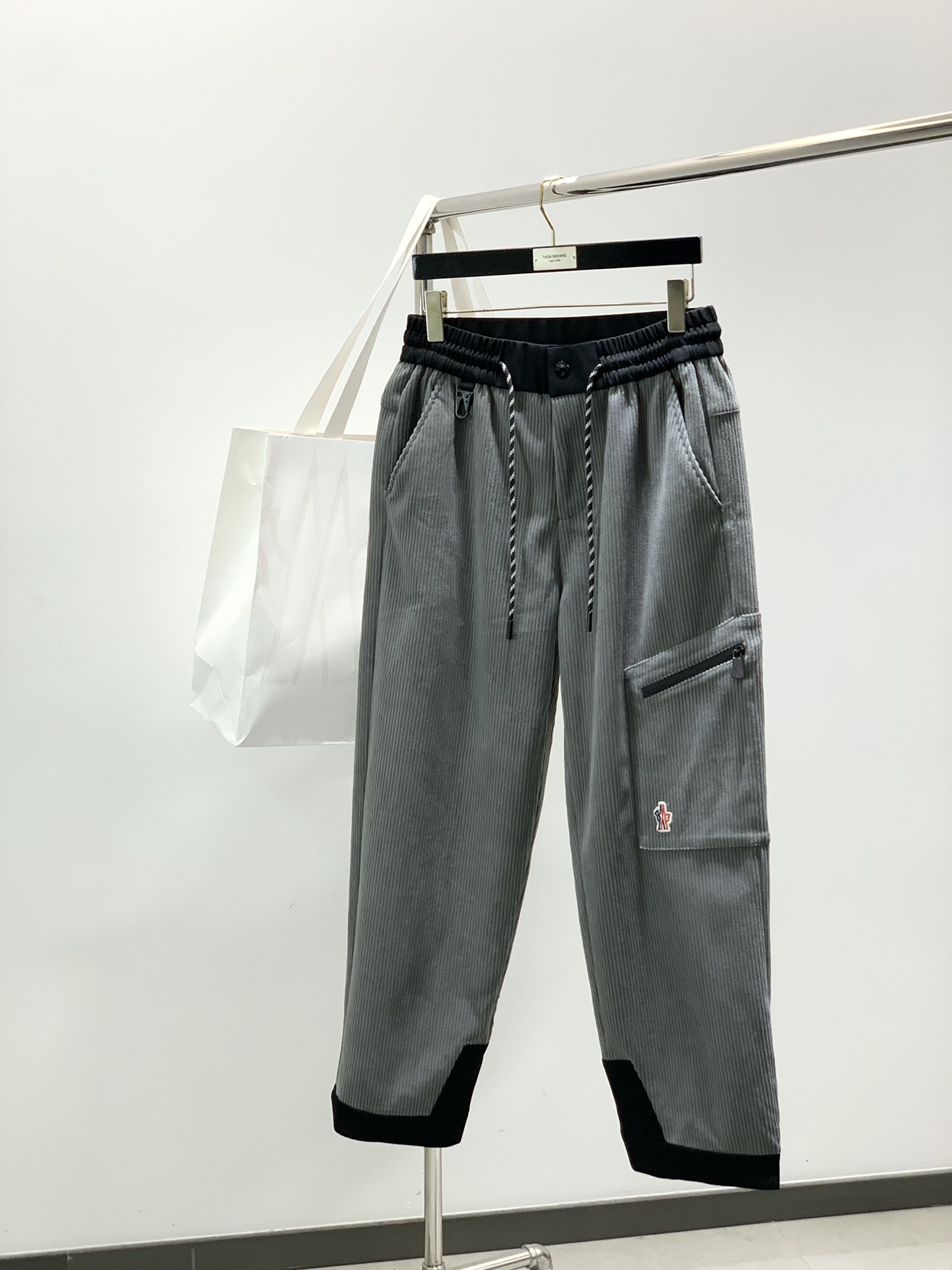 NO:606419,, Moncler Mouth Mouth, 2025 winter latest products, available at counters simultaneously, original goods, fashionable casual pants, using imported original fabrics, top embroidery printing technology letter pattern logo, original hardware accessories decoration, simple yet fashionable, fashionable and handsome upper body, 2 colors recommended, size M-3XL,, Moncler, alexander wang19860909,Moncler 蒙口,2025冬季最新品,专柜同步有售,原单狠货,时尚休闲裤,采用进口原版面料,顶级刺绣印花工艺字母图案logo,原版五金辅料装饰,简单而不失时尚,上身时尚帅气,2色推荐,码数M-3XL,,Moncler,alexander wang,Men's clothing