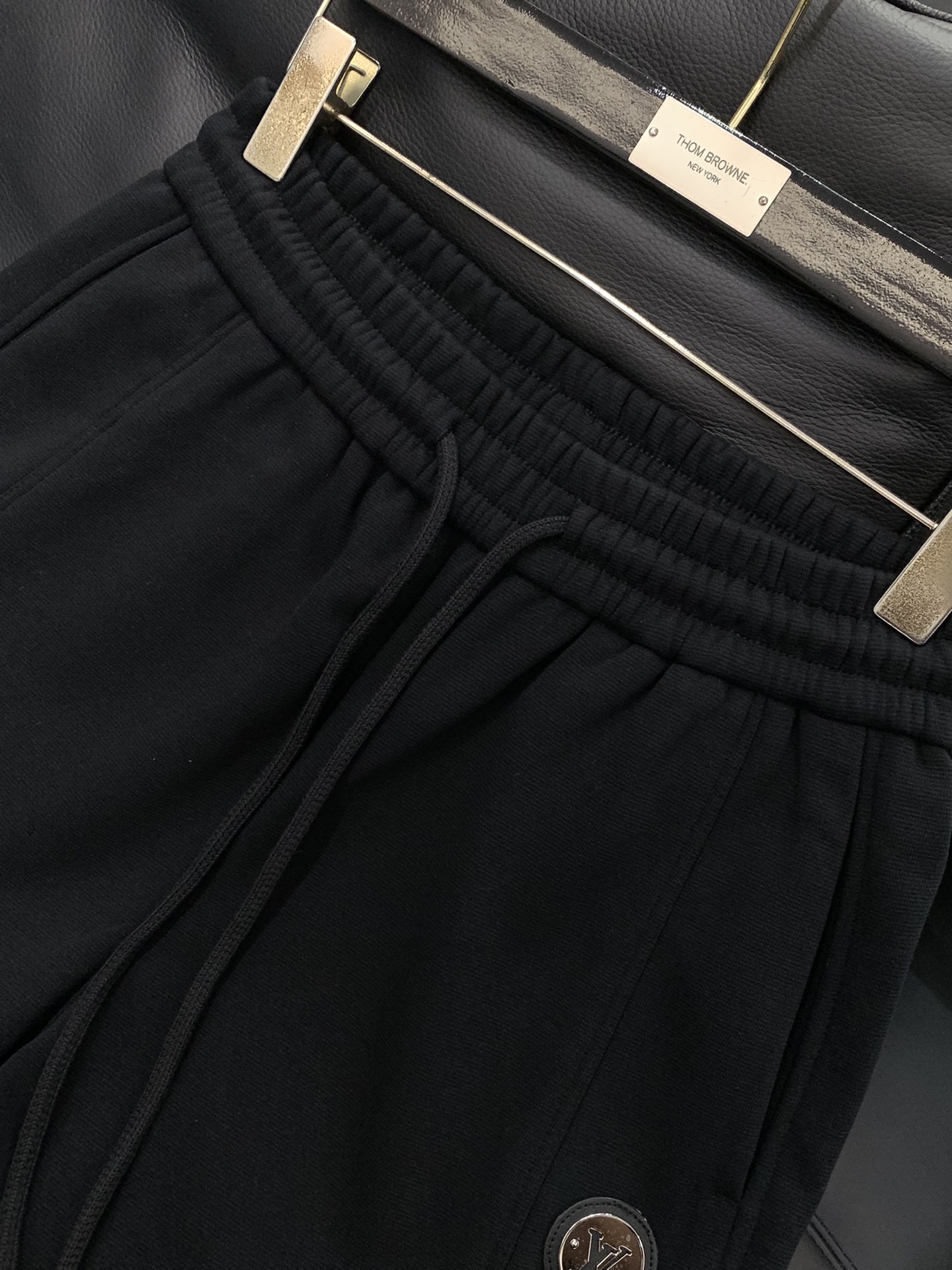 ，LouisVuitton 路易威登，2025冬季最新款，专柜同步有售，原单狠货，时尚➕绒休闲裤，上身很