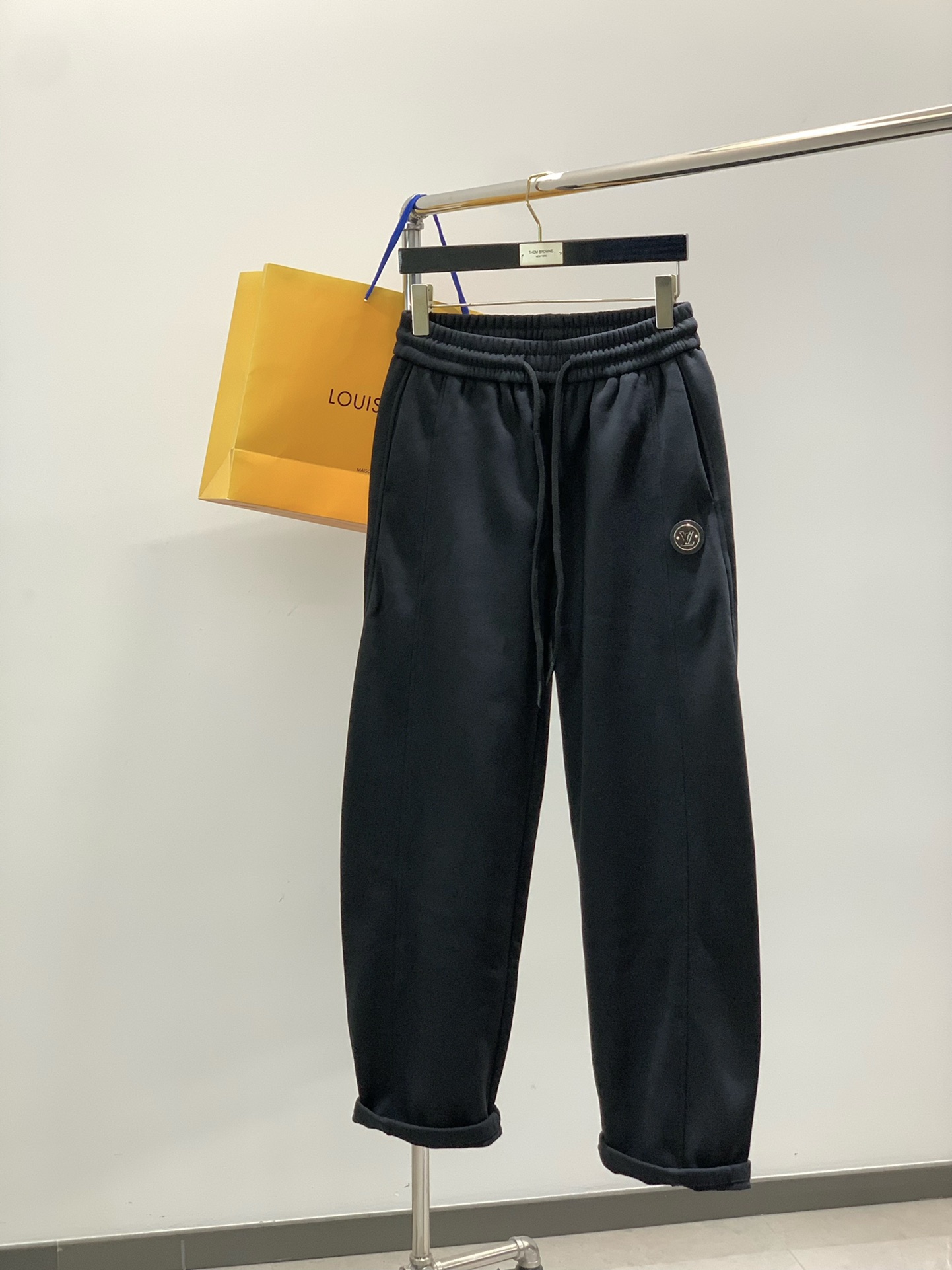 ，LouisVuitton 路易威登，2025冬季最新款，专柜同步有售，原单狠货，时尚➕绒休闲裤，上身很