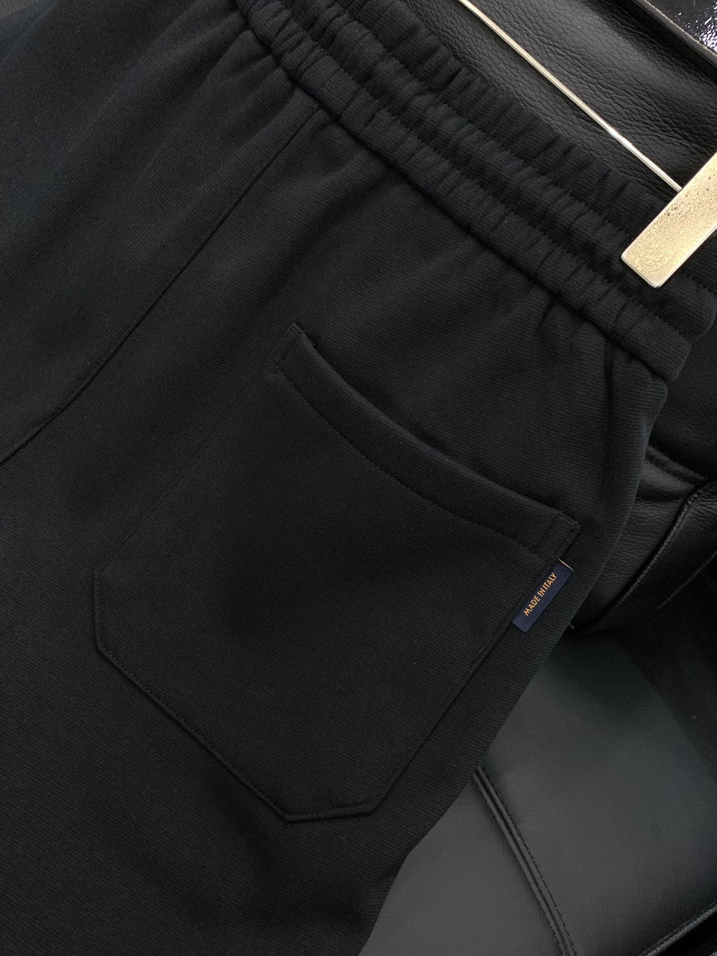 ，LouisVuitton 路易威登，2025冬季最新款，专柜同步有售，原单狠货，时尚➕绒休闲裤，上身很